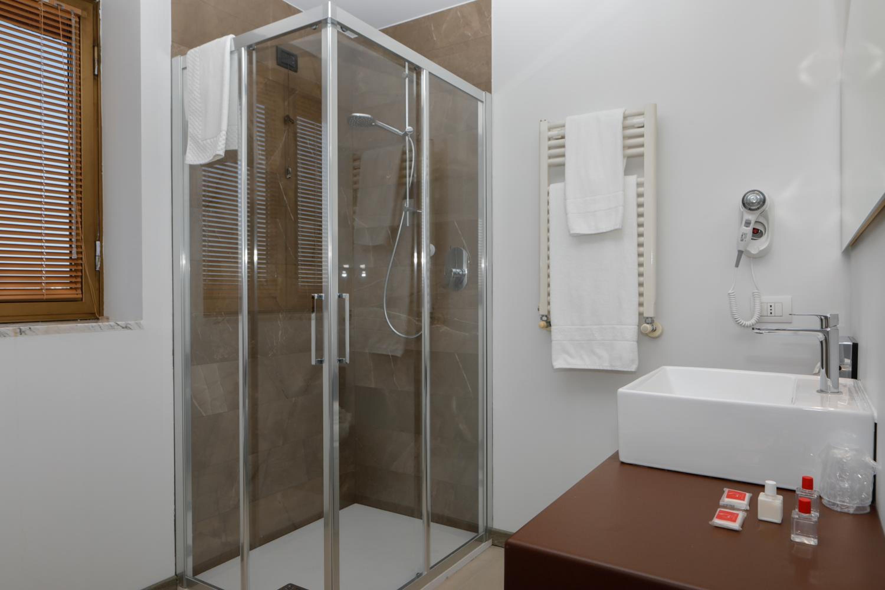 Twin Room - Photo 4