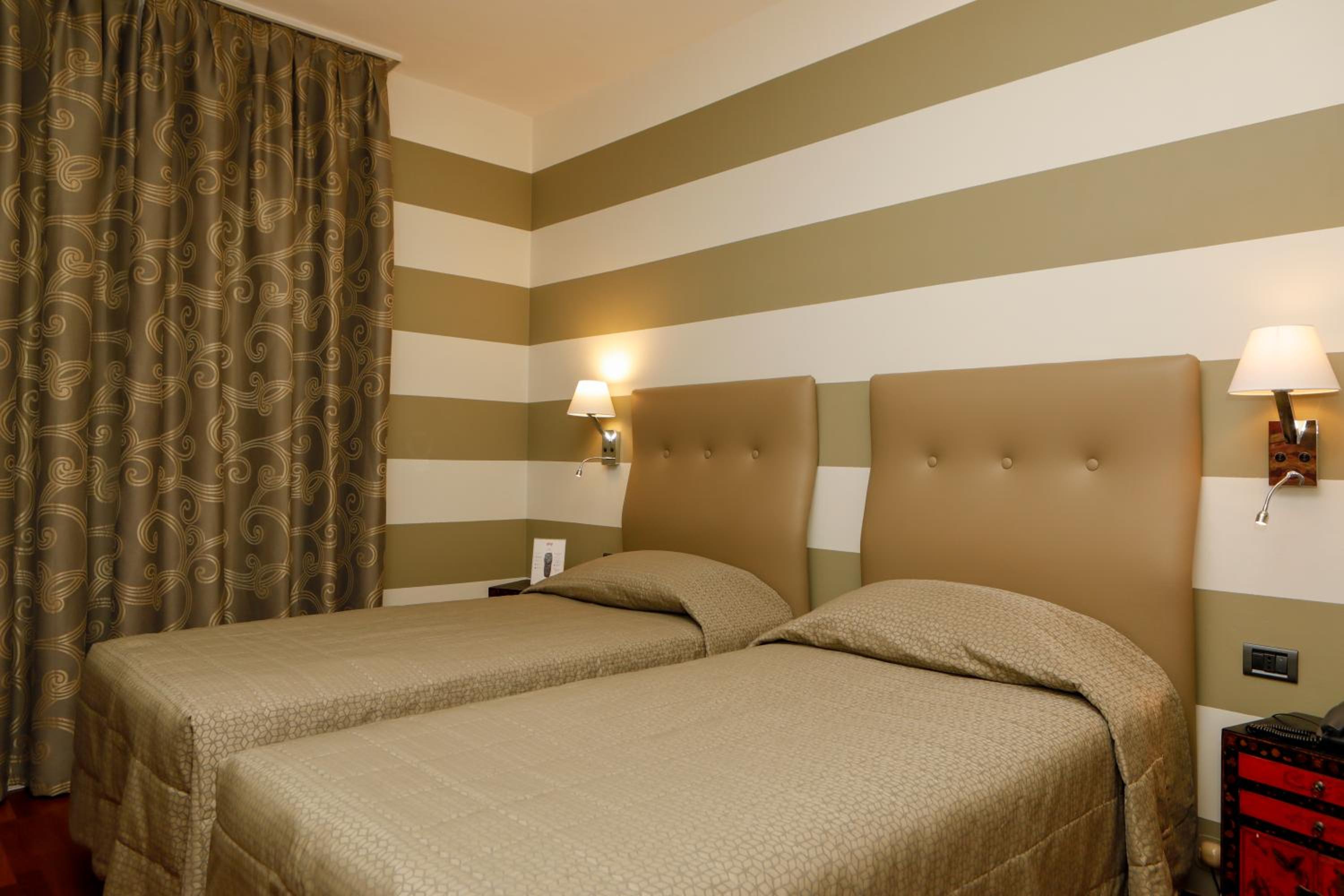Twin Room - Photo 3