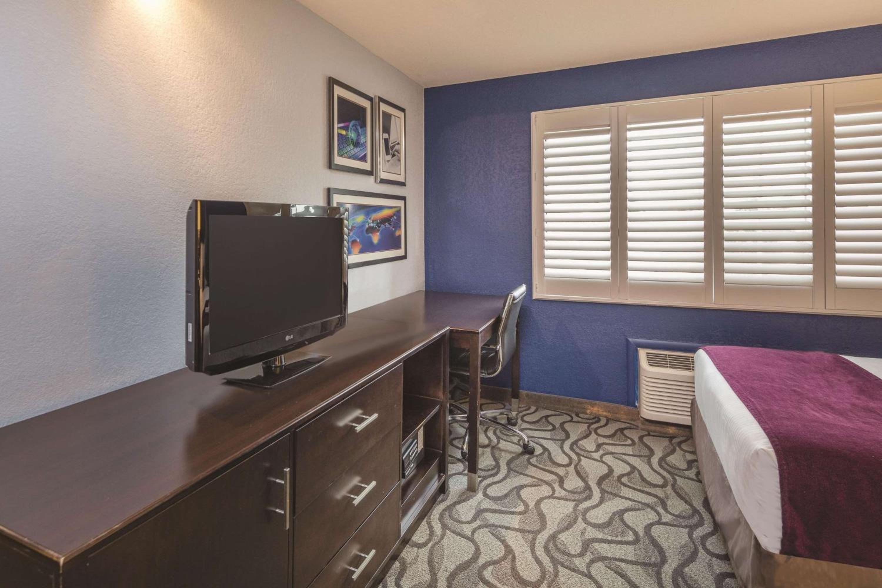 Queen Room With Two Queen Beds - Photo 2