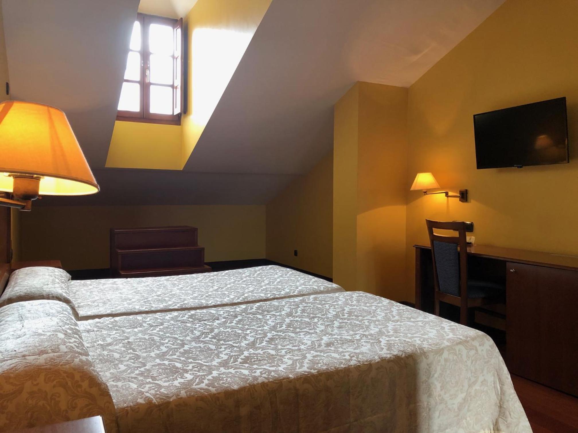 Double or Twin Room - Photo 3