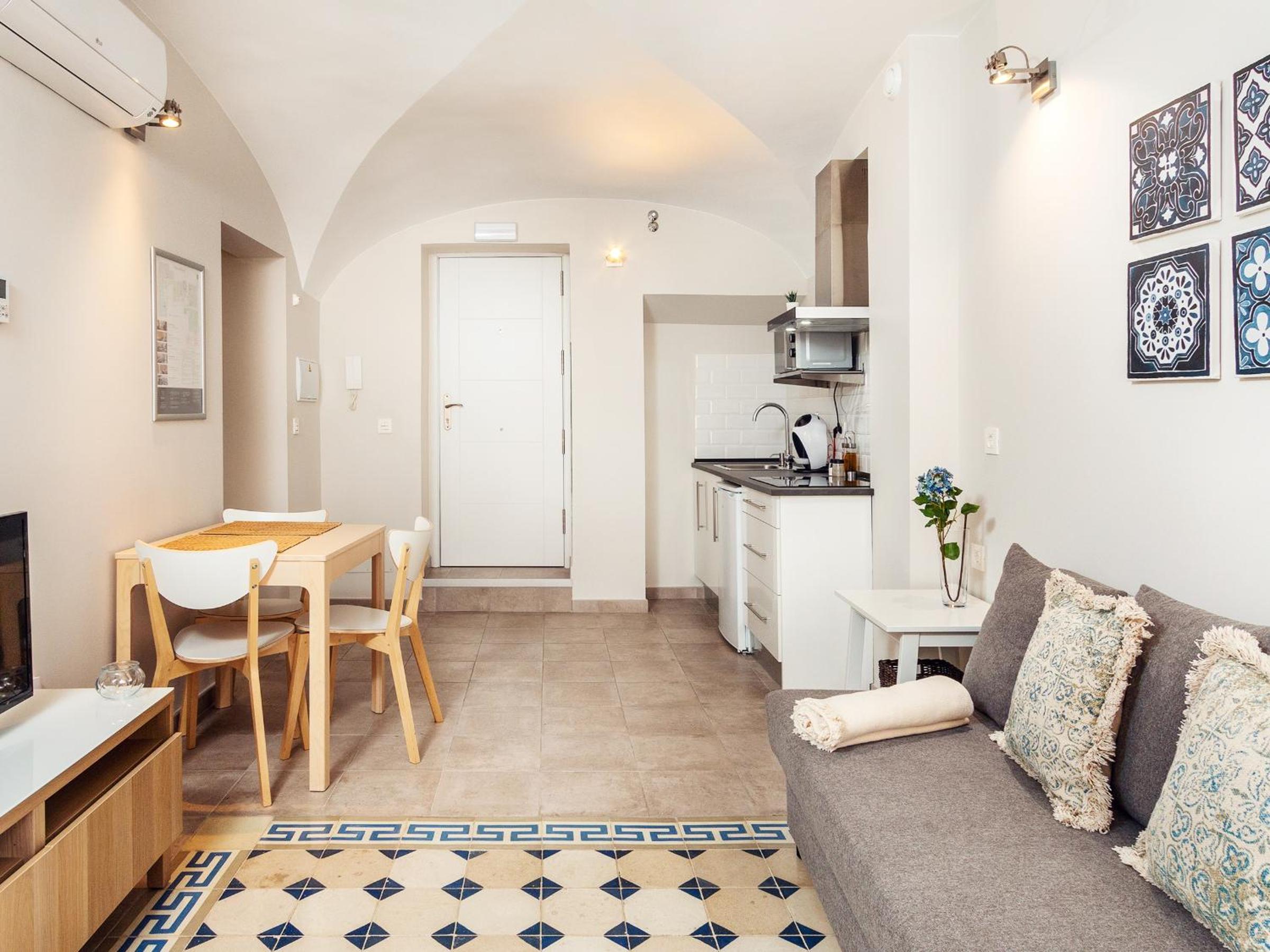 Studio Apartment - Photo 4