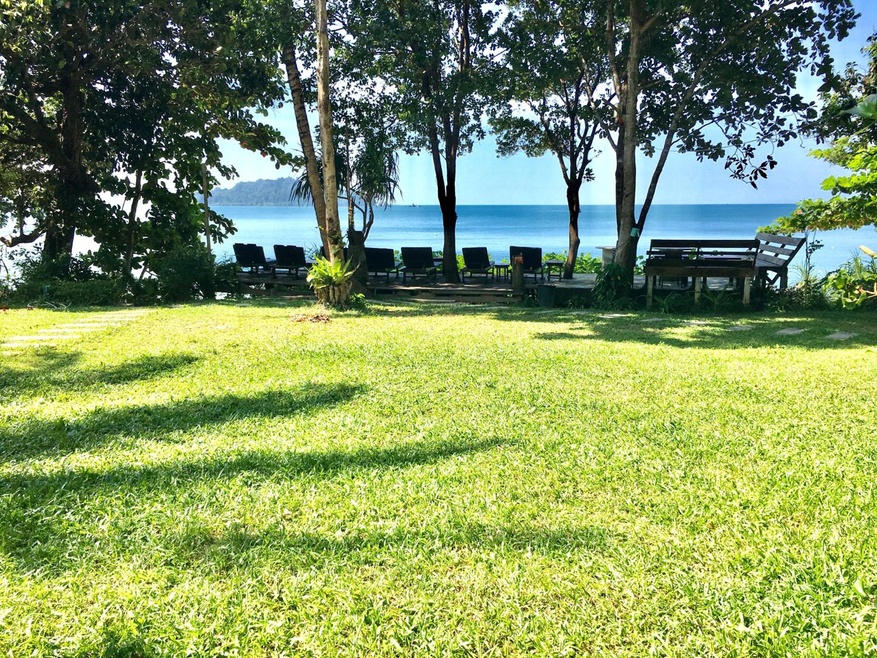Family Bamboo Bungalow with Sea View photo 3