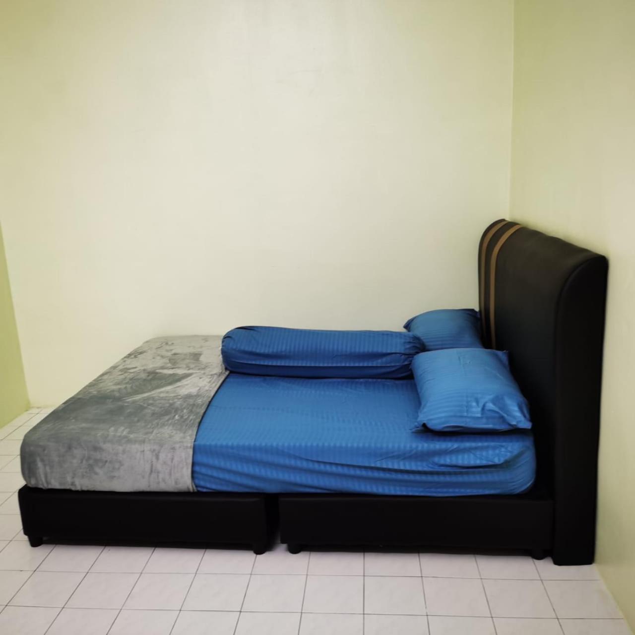 Three-Bedroom House photo 2