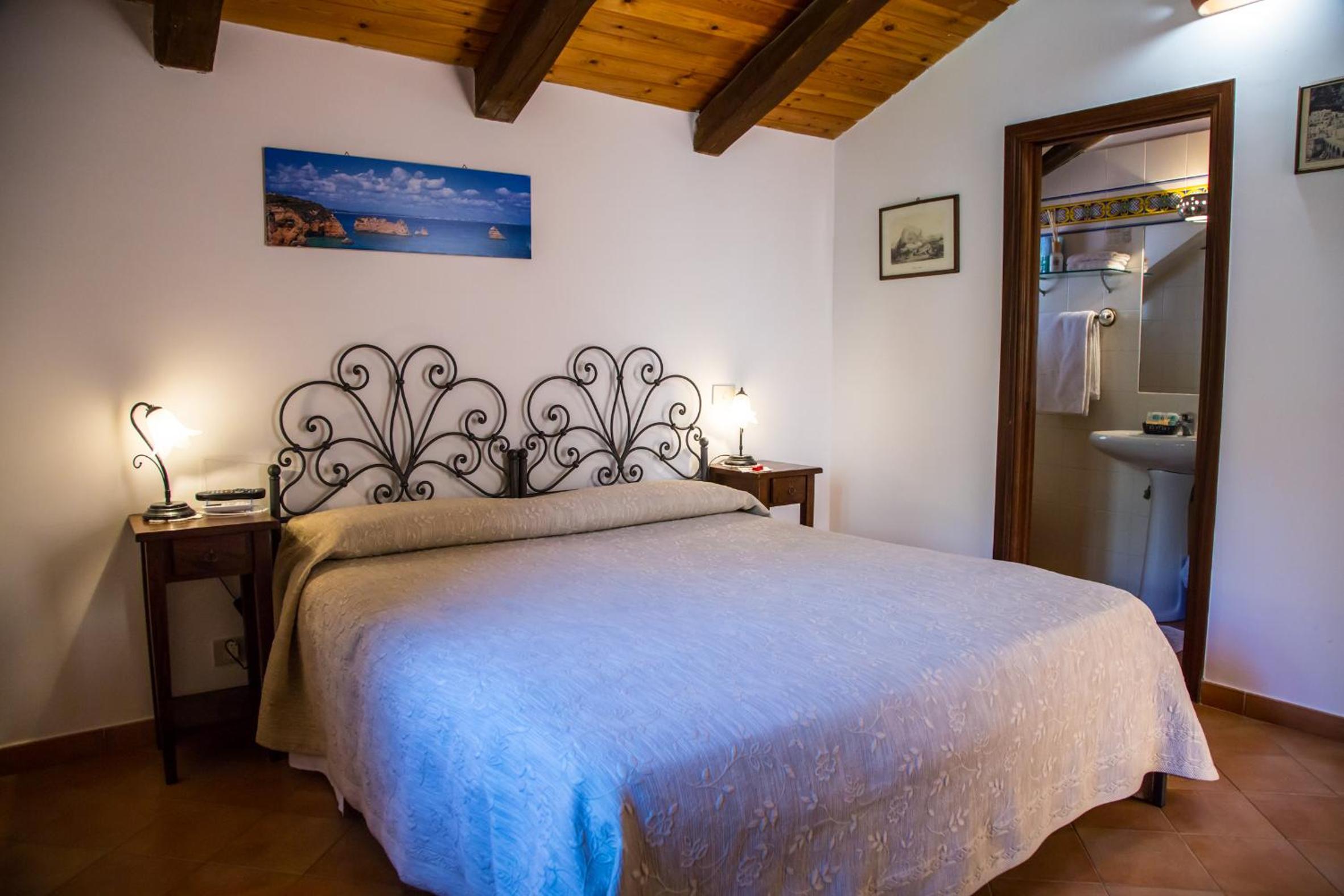 Double or Twin Room with Garden View - Photo 4