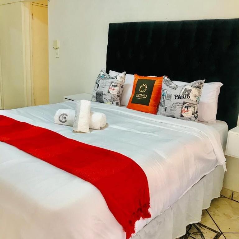 Deluxe Queen Suite photo 1