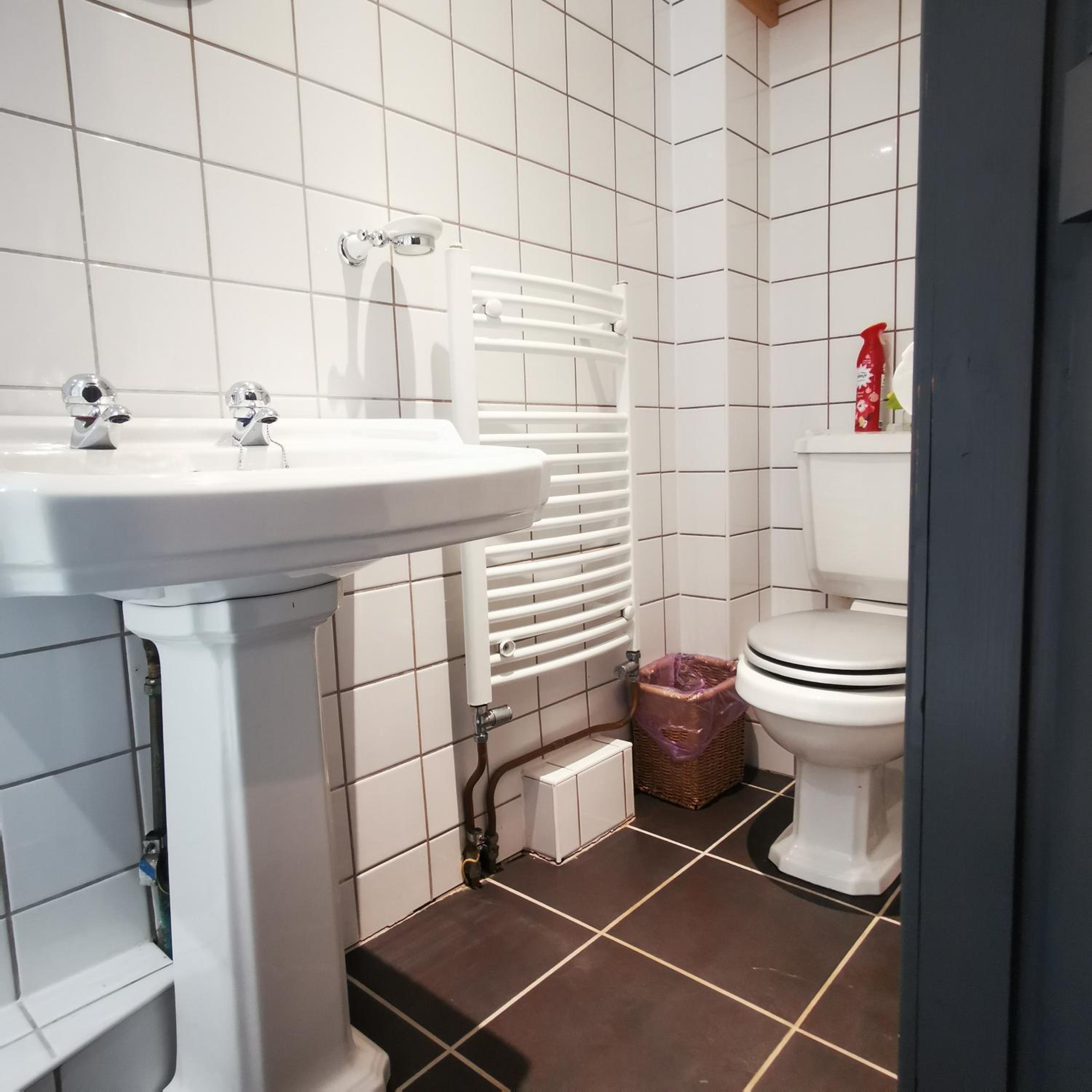 Double Room with Private Bathroom - Photo 17