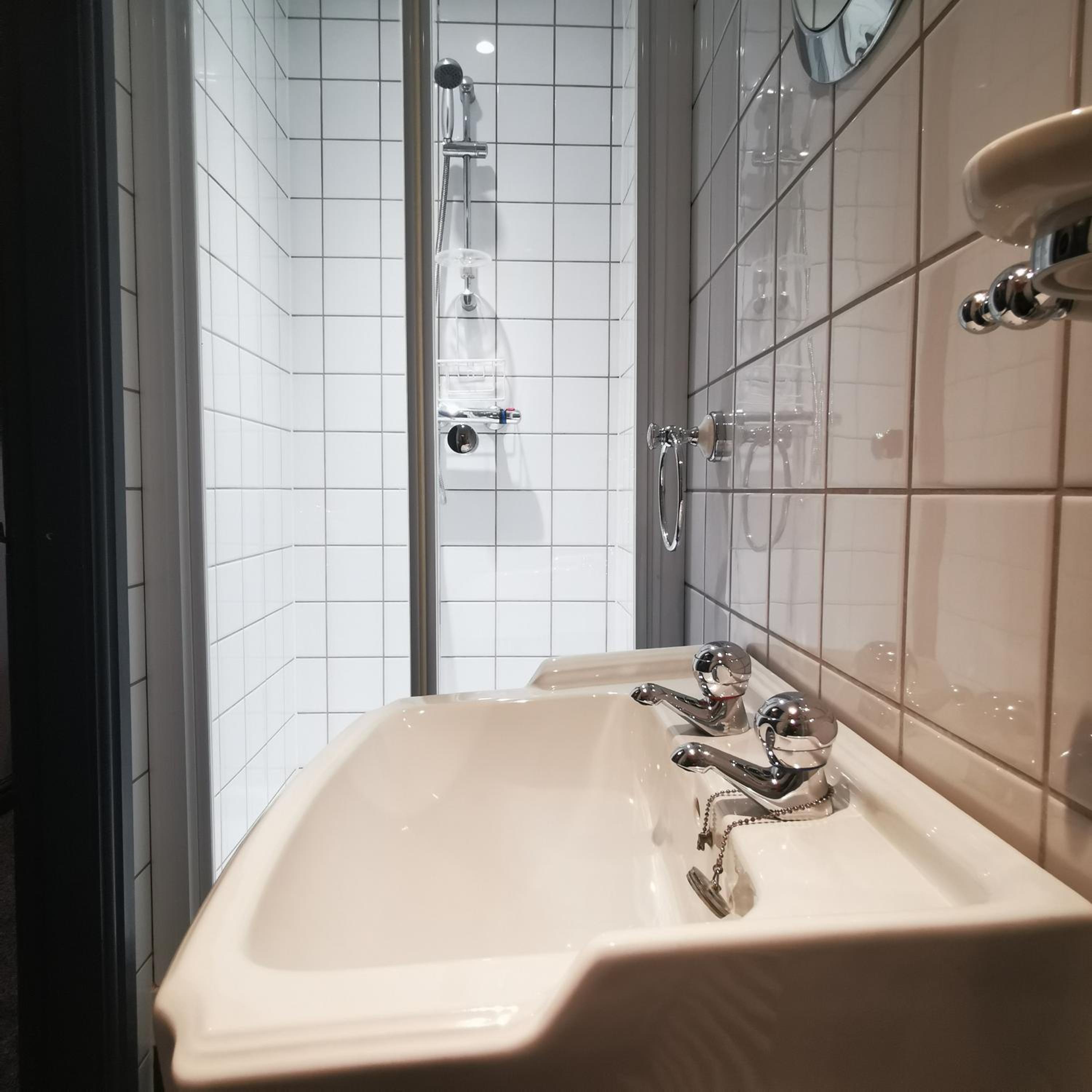 Double Room with Private Bathroom - Photo 19