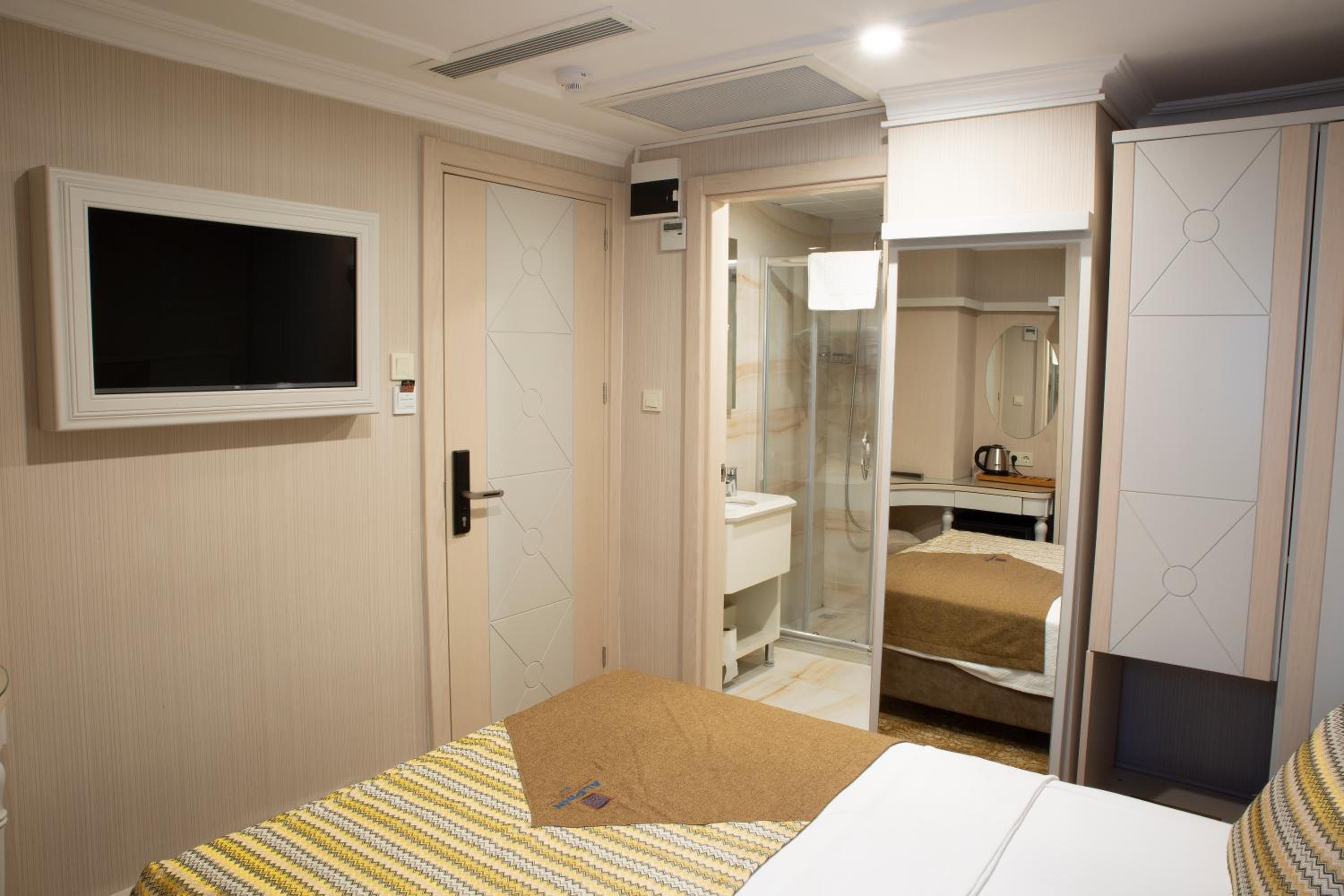 Economy Double Room photo 2