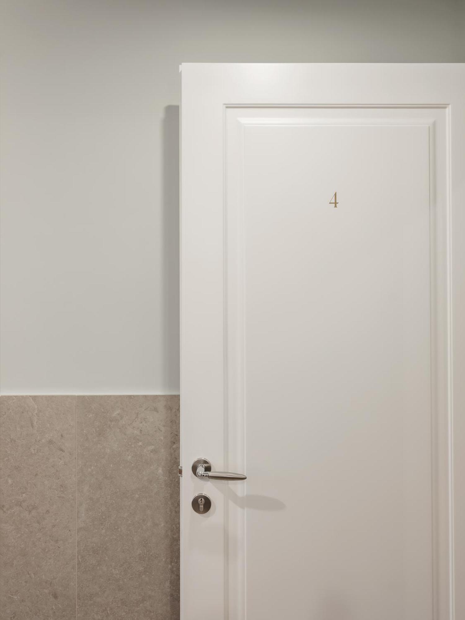 Deluxe Double Room with Private Bathroom - Photo 6