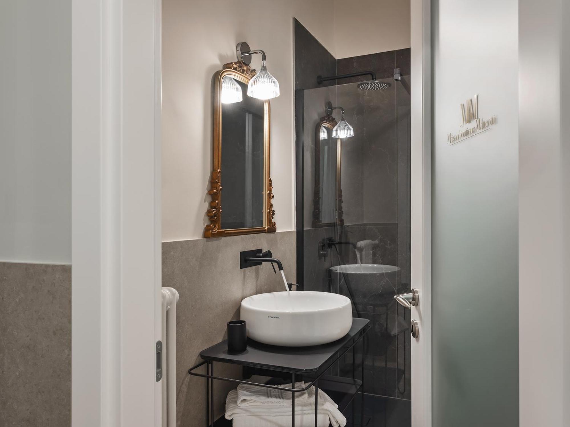 Deluxe Double Room with Private Bathroom - Photo 7