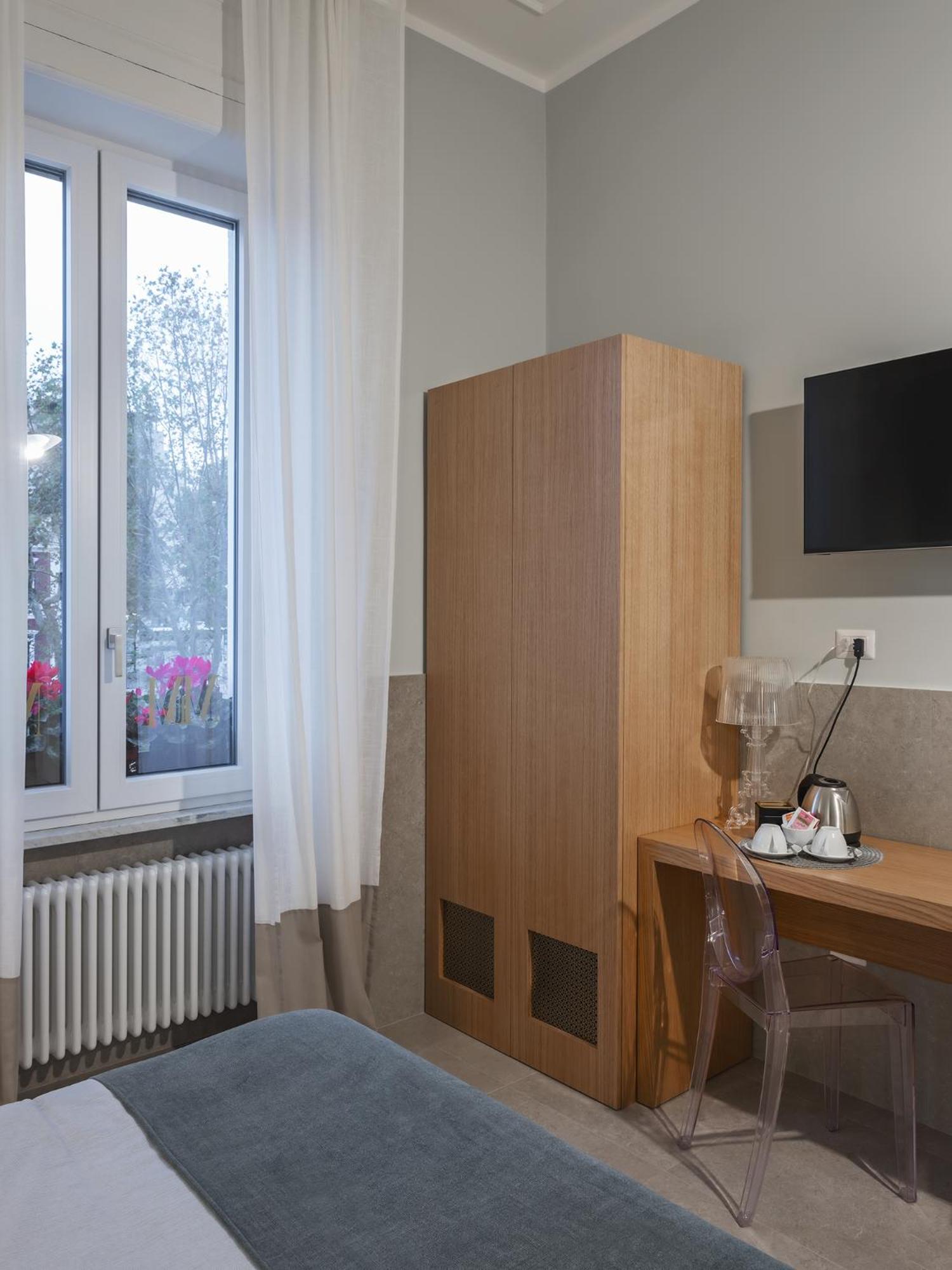 Deluxe Double Room with Private Bathroom - Photo 4