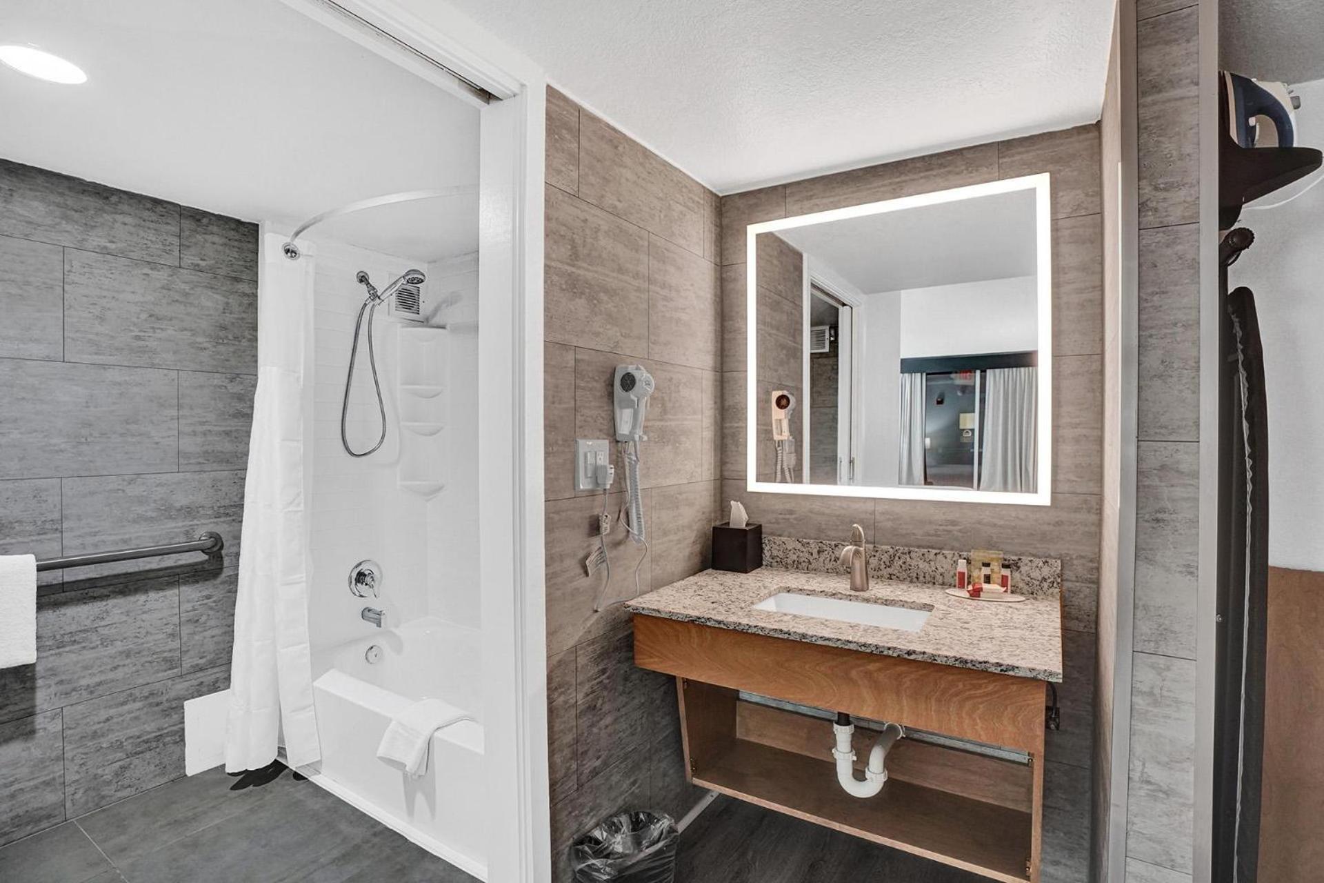 King Suite - Mobility Access/Non-Smoking