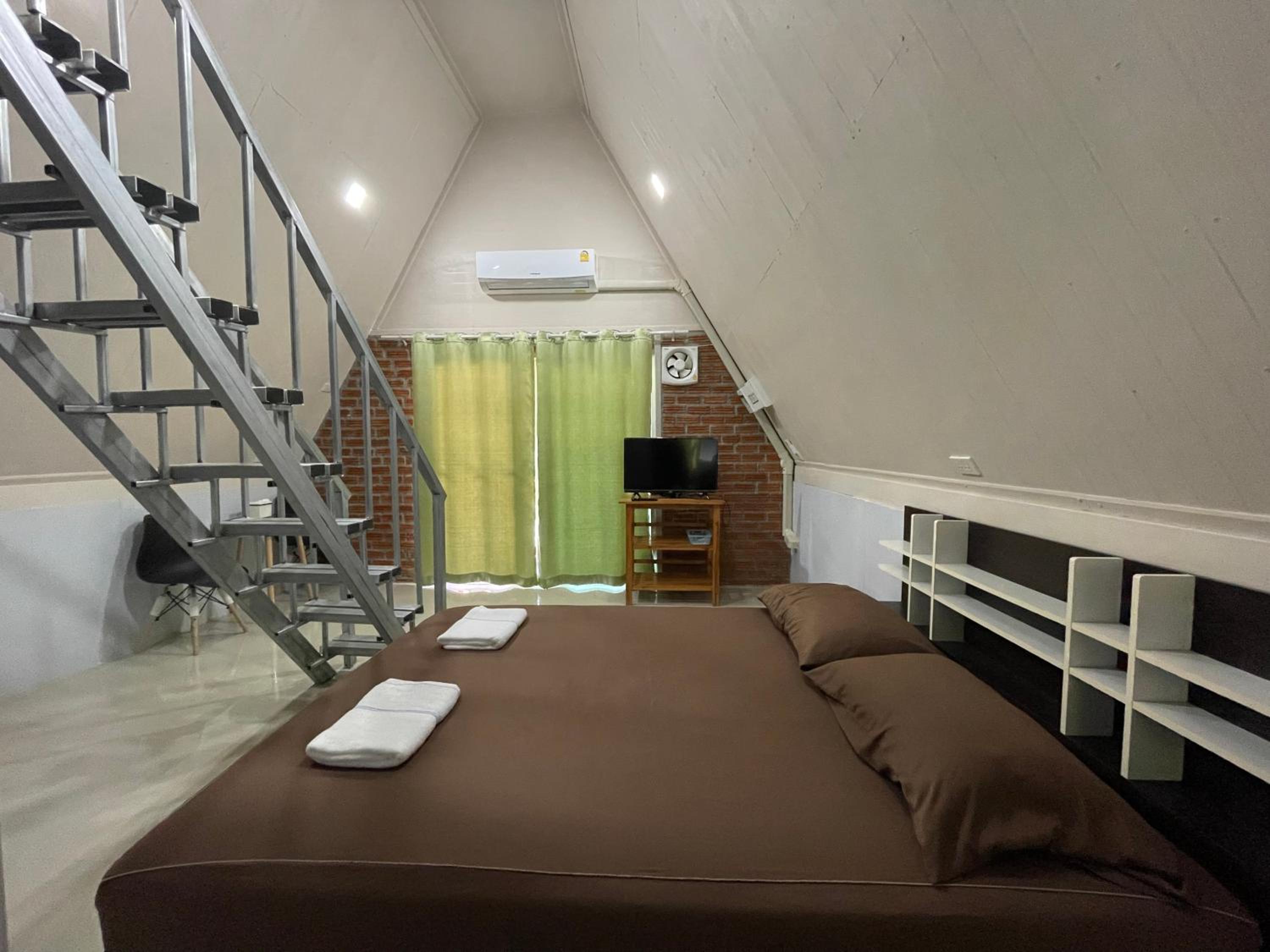 Queen Room with Two Queen Beds - Photo 3