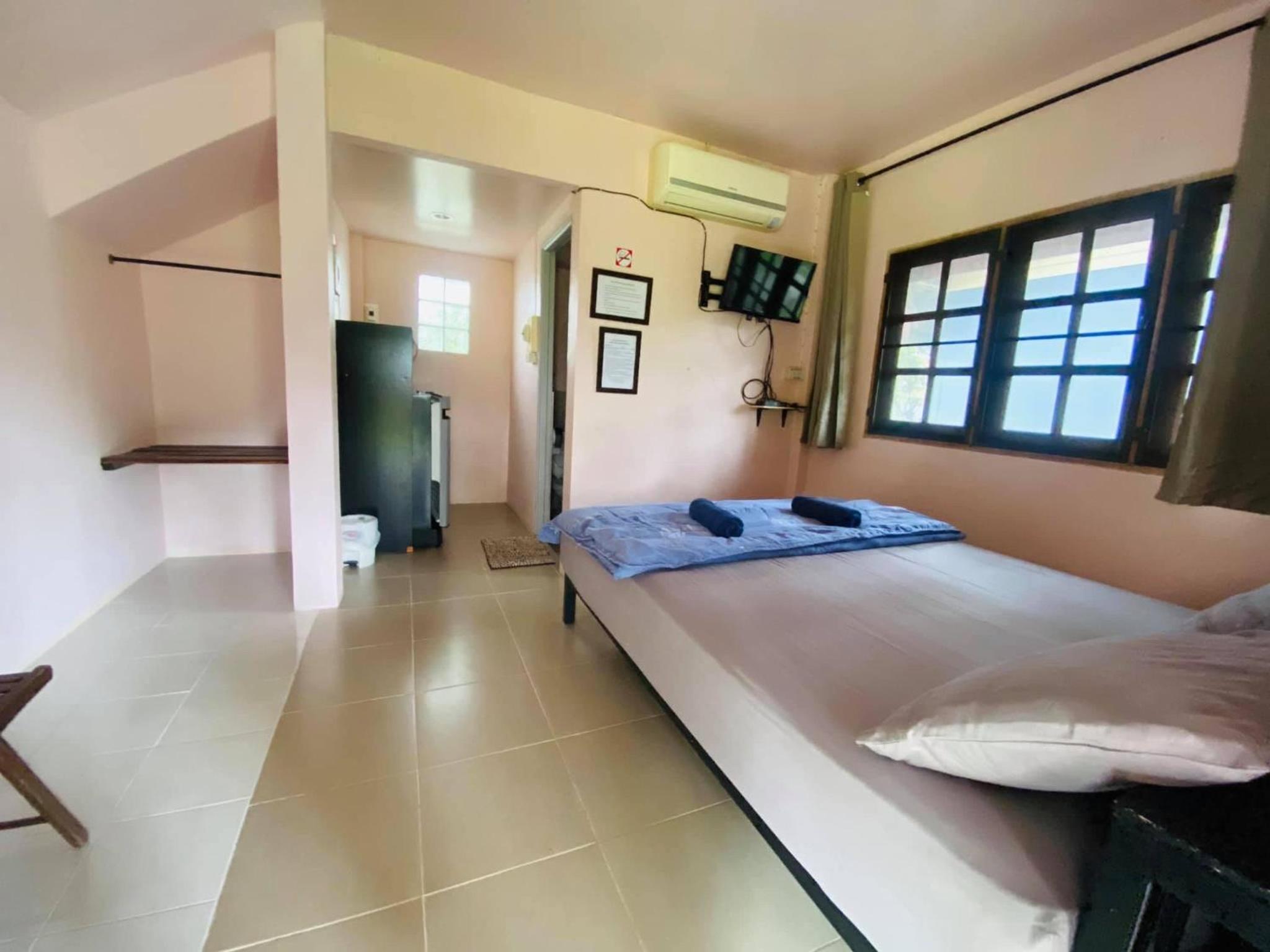 Bungalow - Water Front  - Photo 12