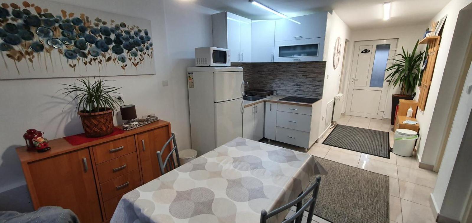 Two-Bedroom Apartment - Photo 2