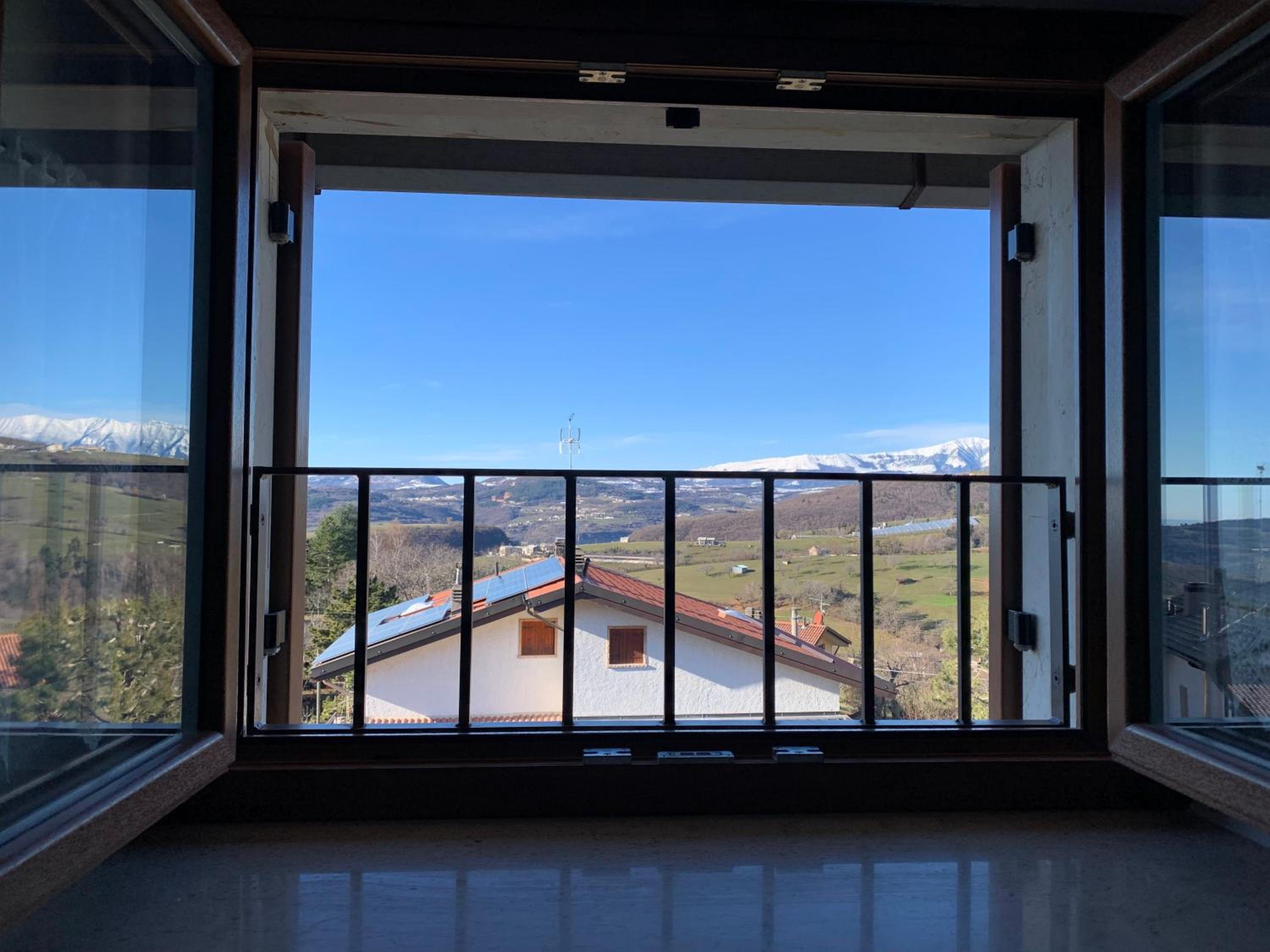 Family Room with Mountain View photo 3