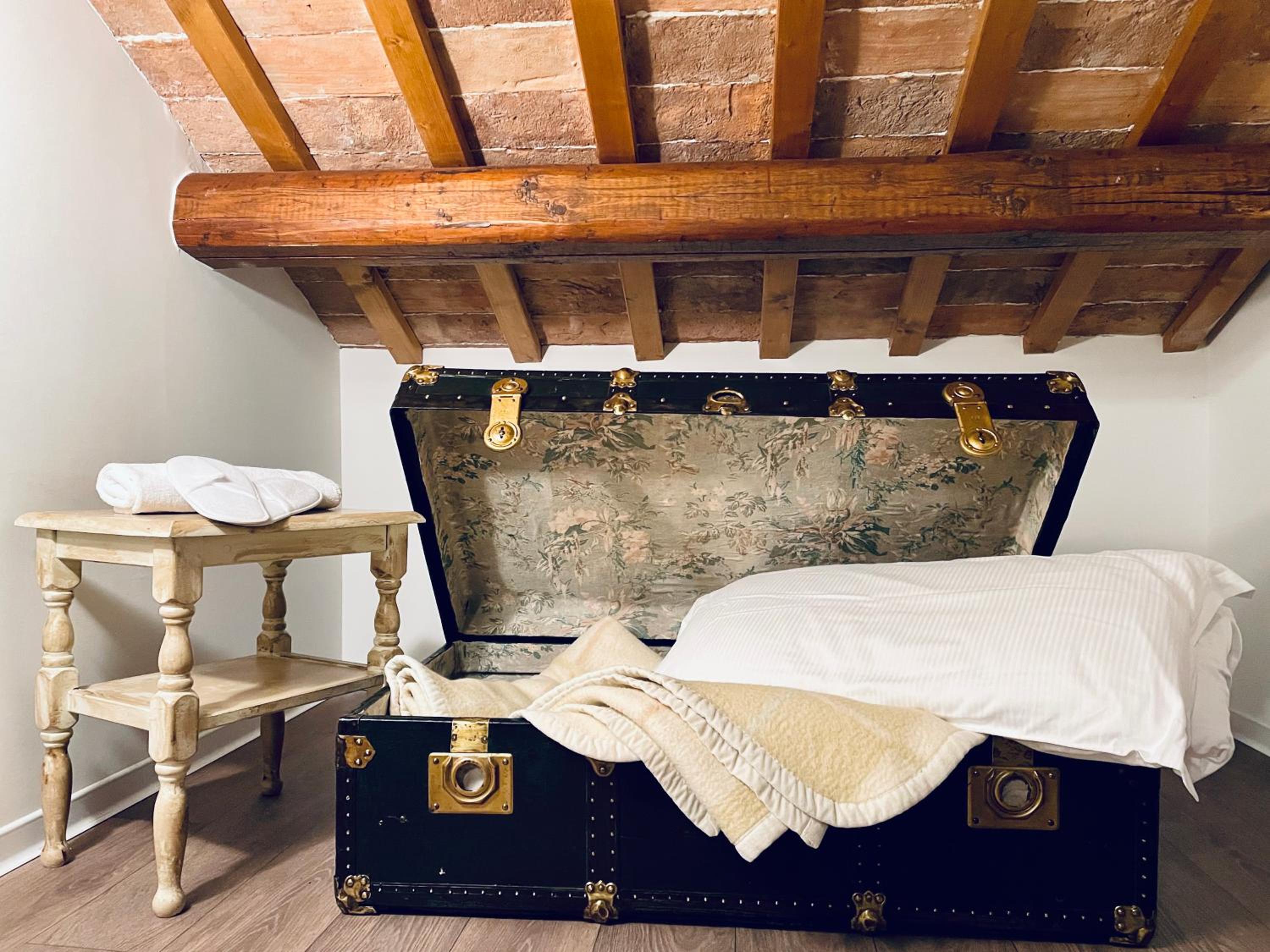 Standard King Room - Photo 10