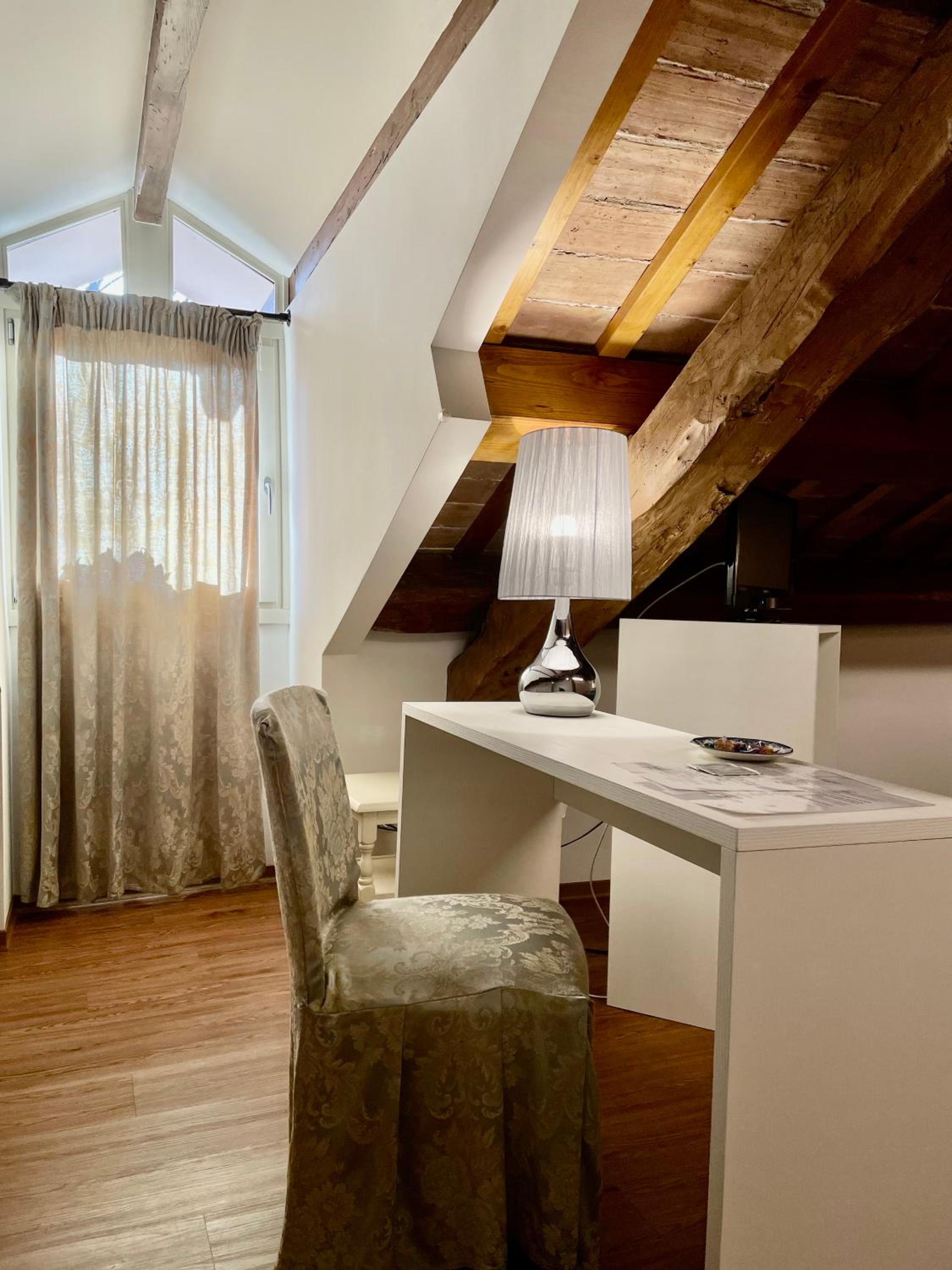 Standard King Room - Photo 3