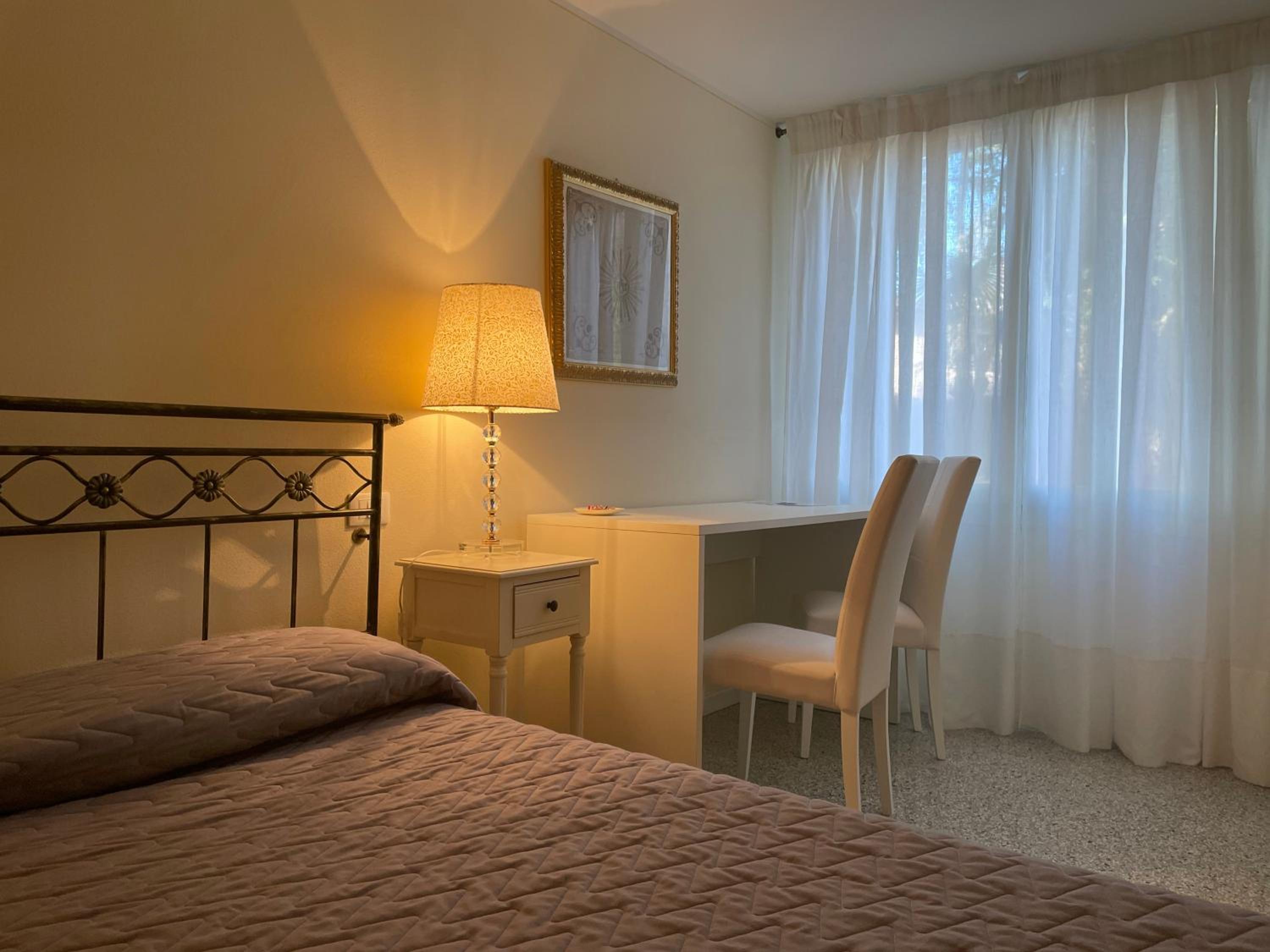 Standard King Room - Photo 5
