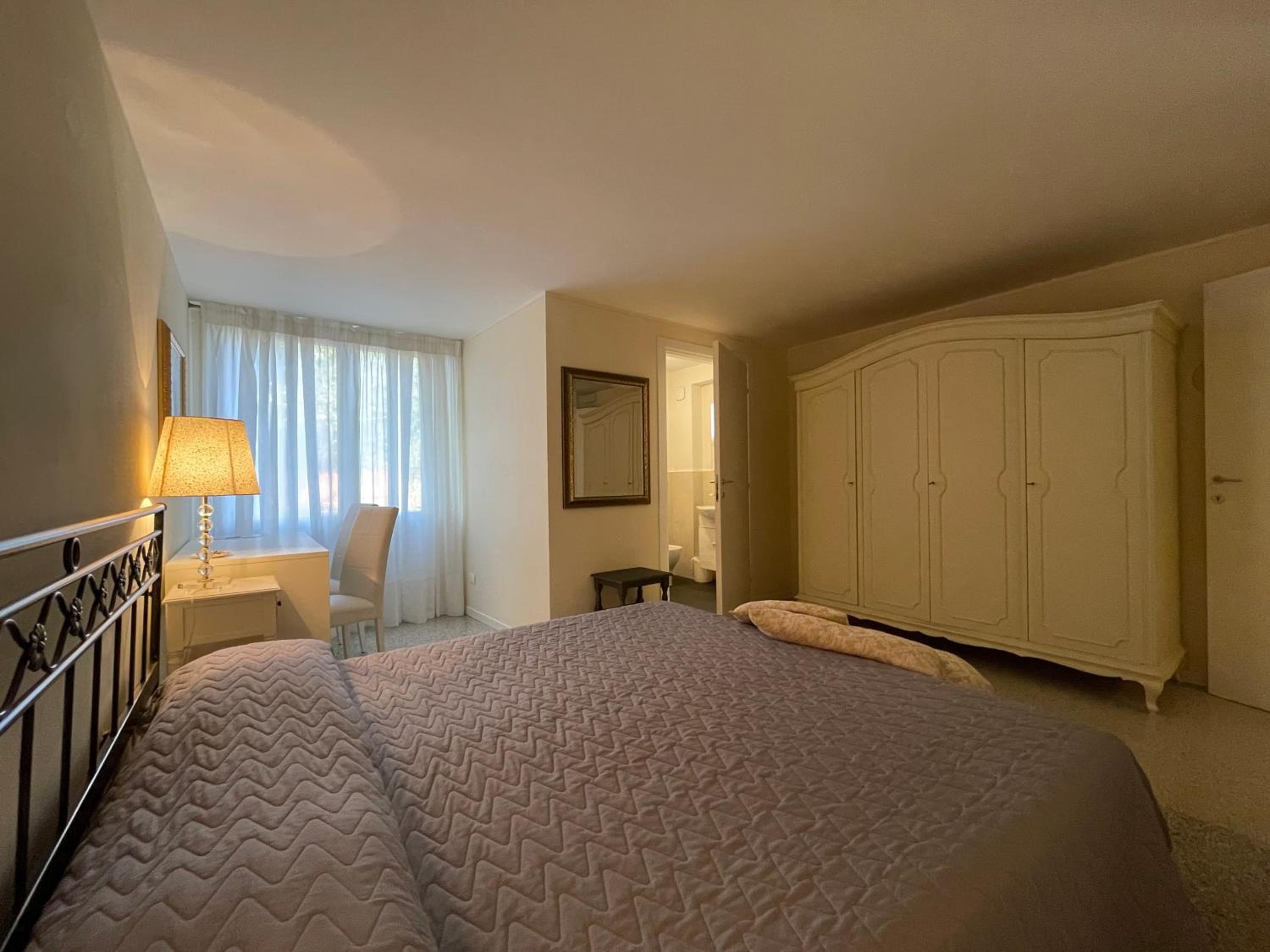 Standard King Room - Photo 4