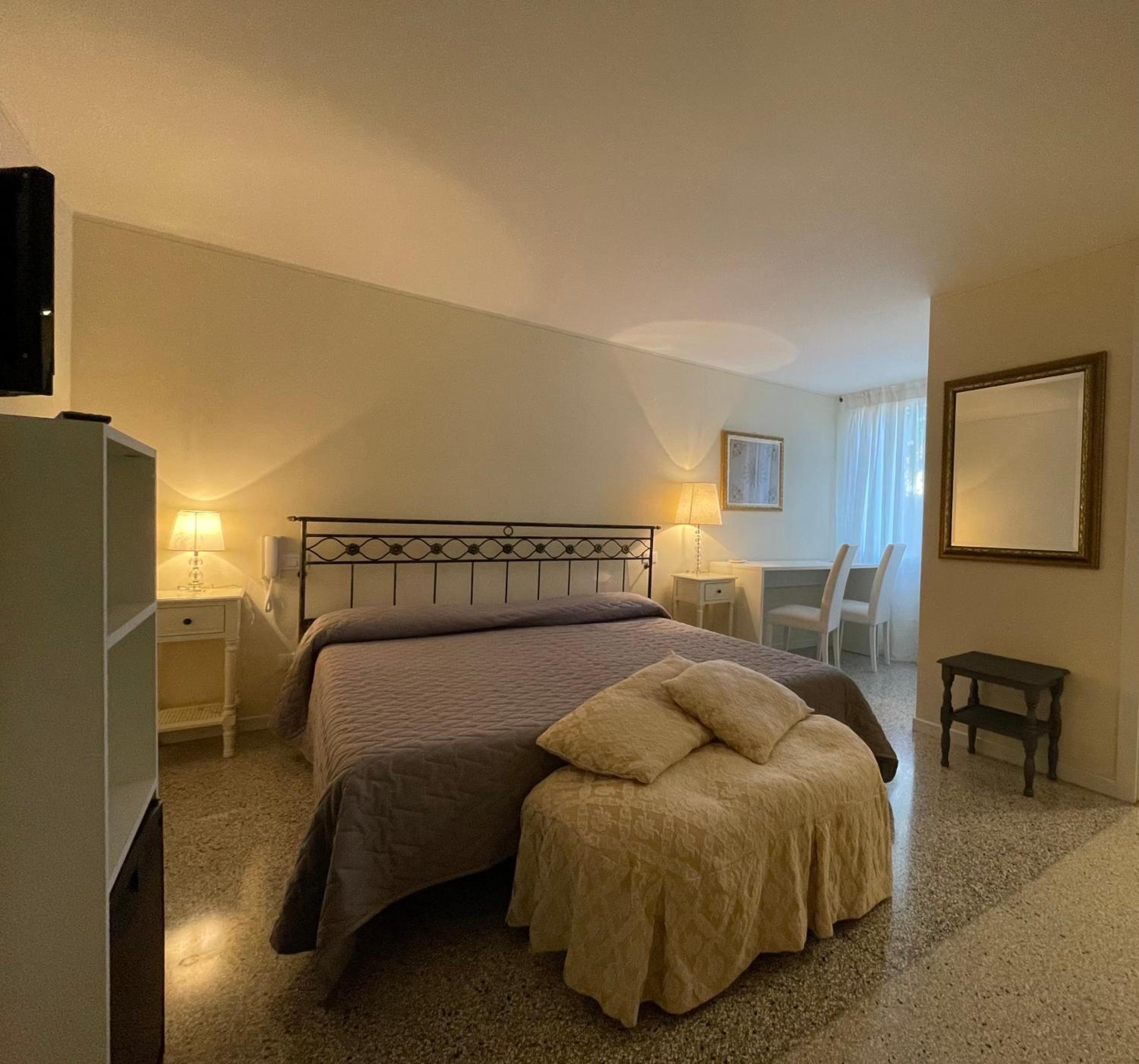 Standard King Room - Photo 6