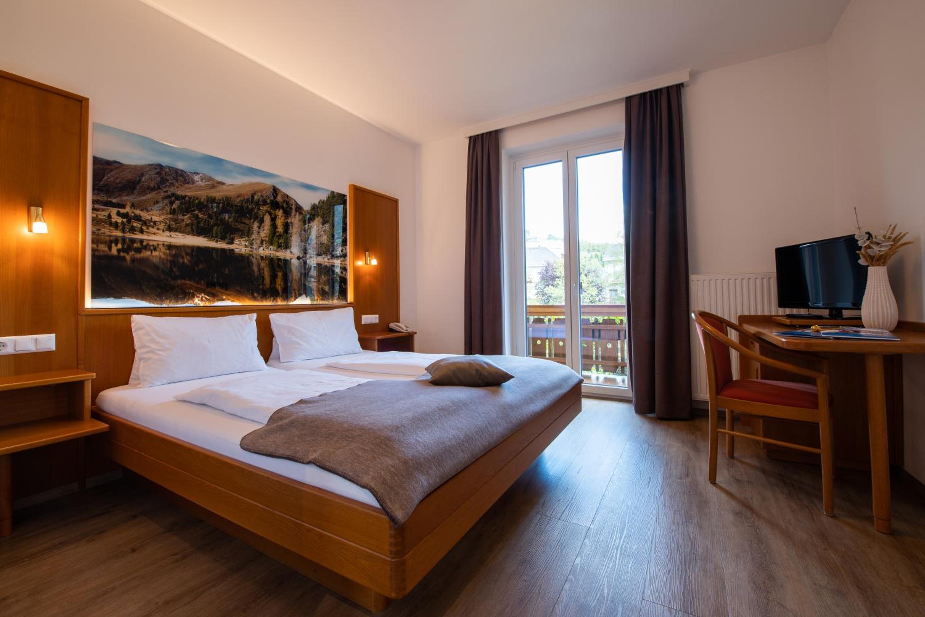 Double Room with Balcony - Photo 3