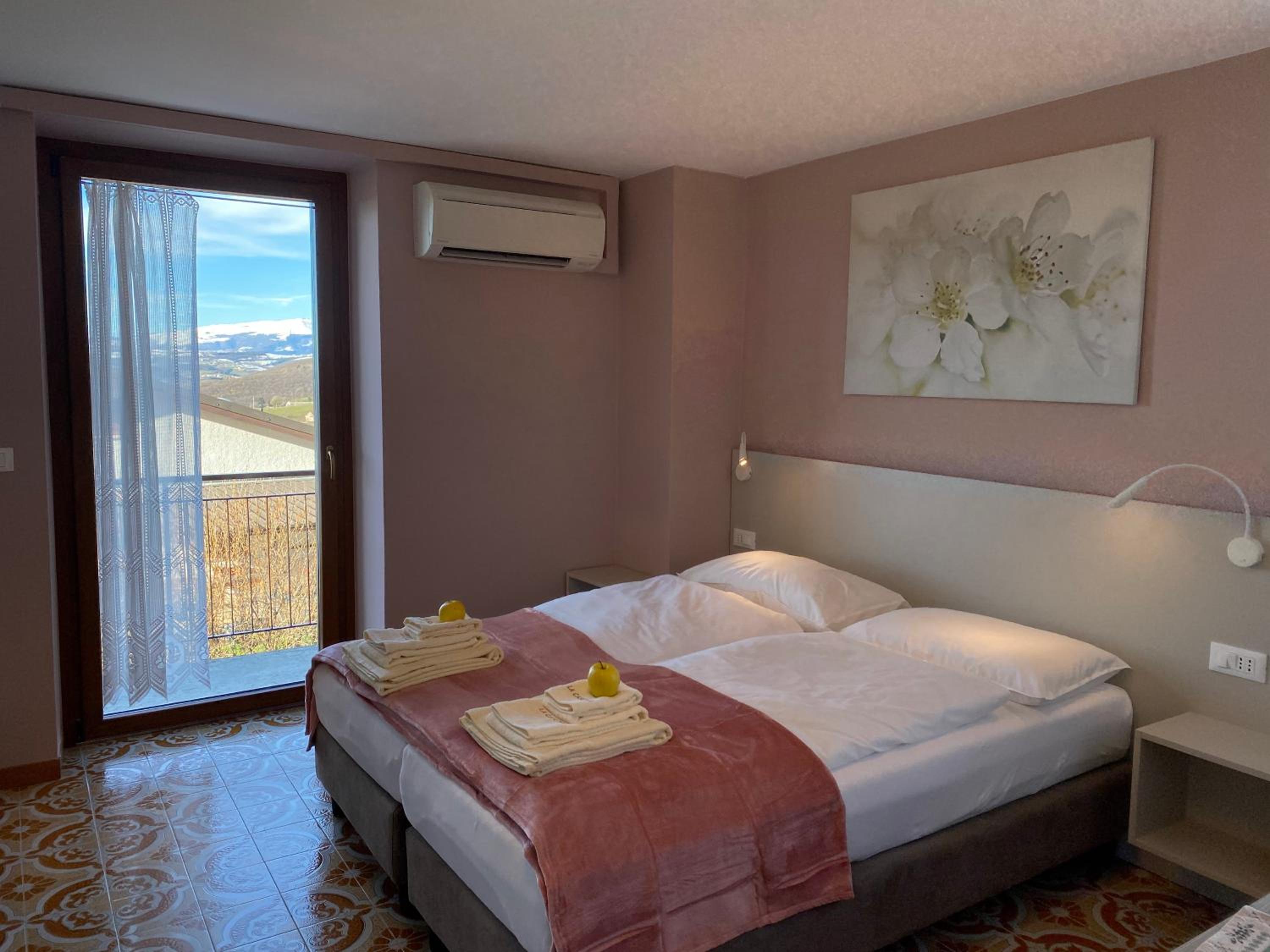 Double or Twin Room with Mountain View photo 1