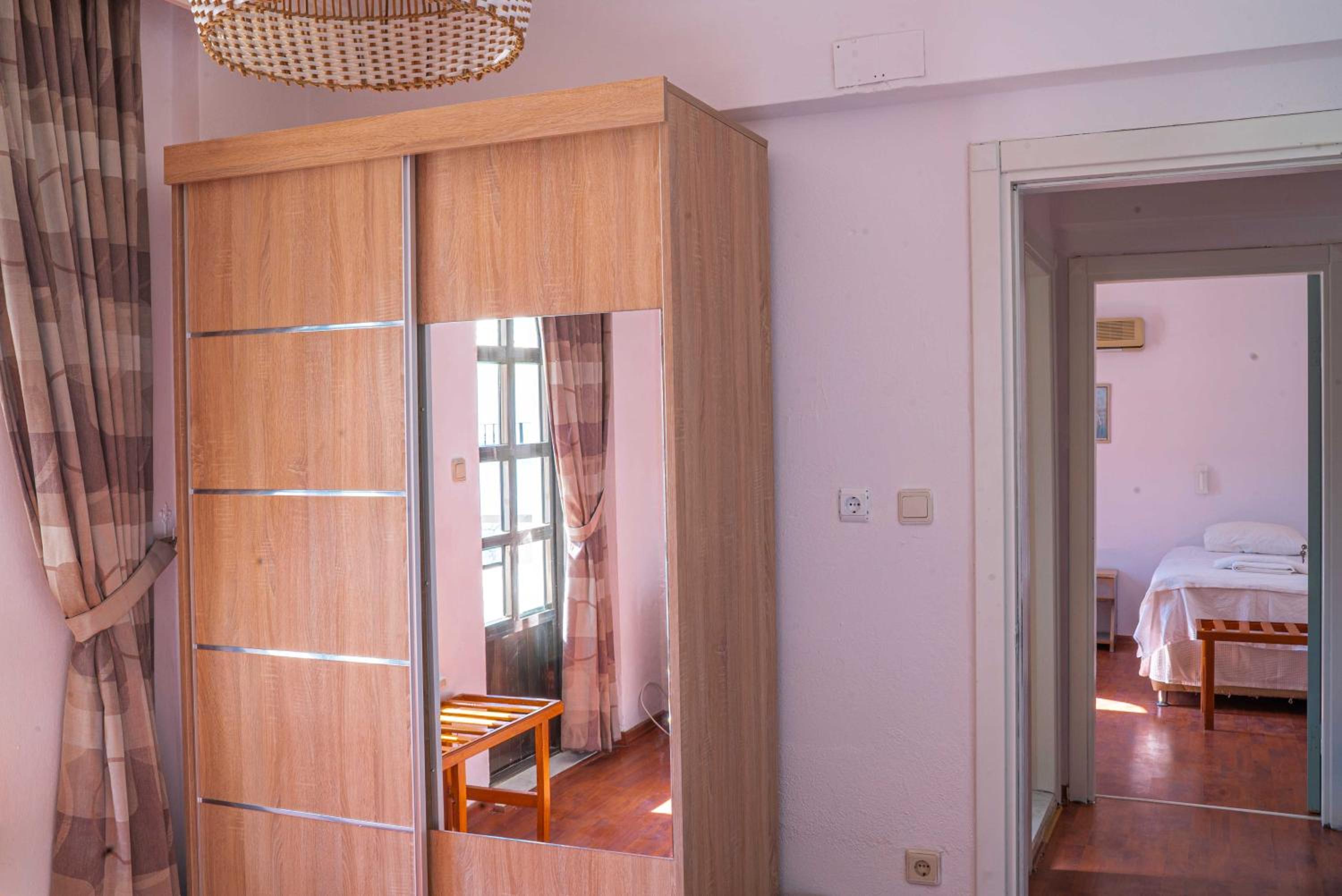 Family Room with Mountain View - Photo 4