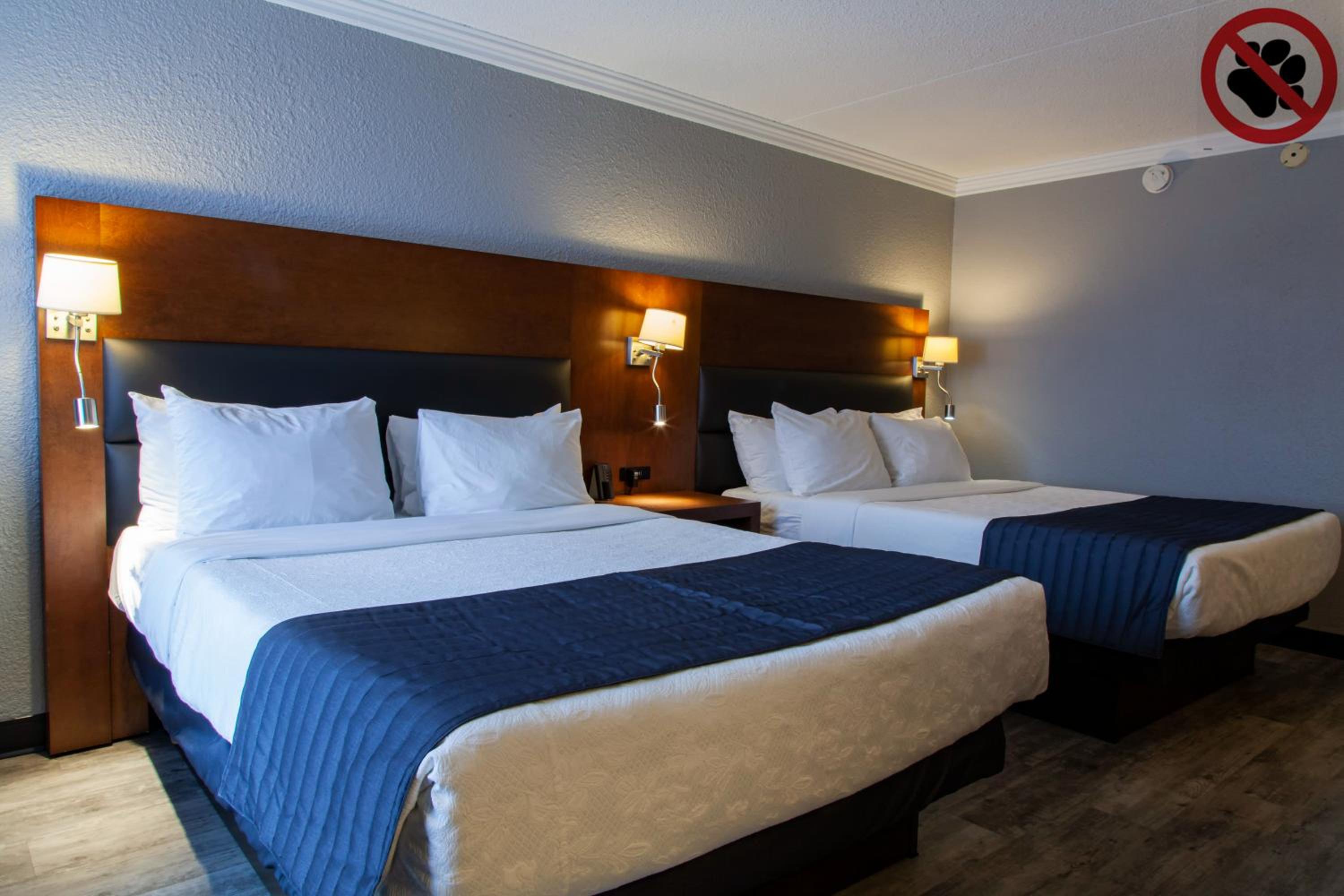 Queen Room with Two Queen Beds and Pool Access - Non-Smoking - Photo 1