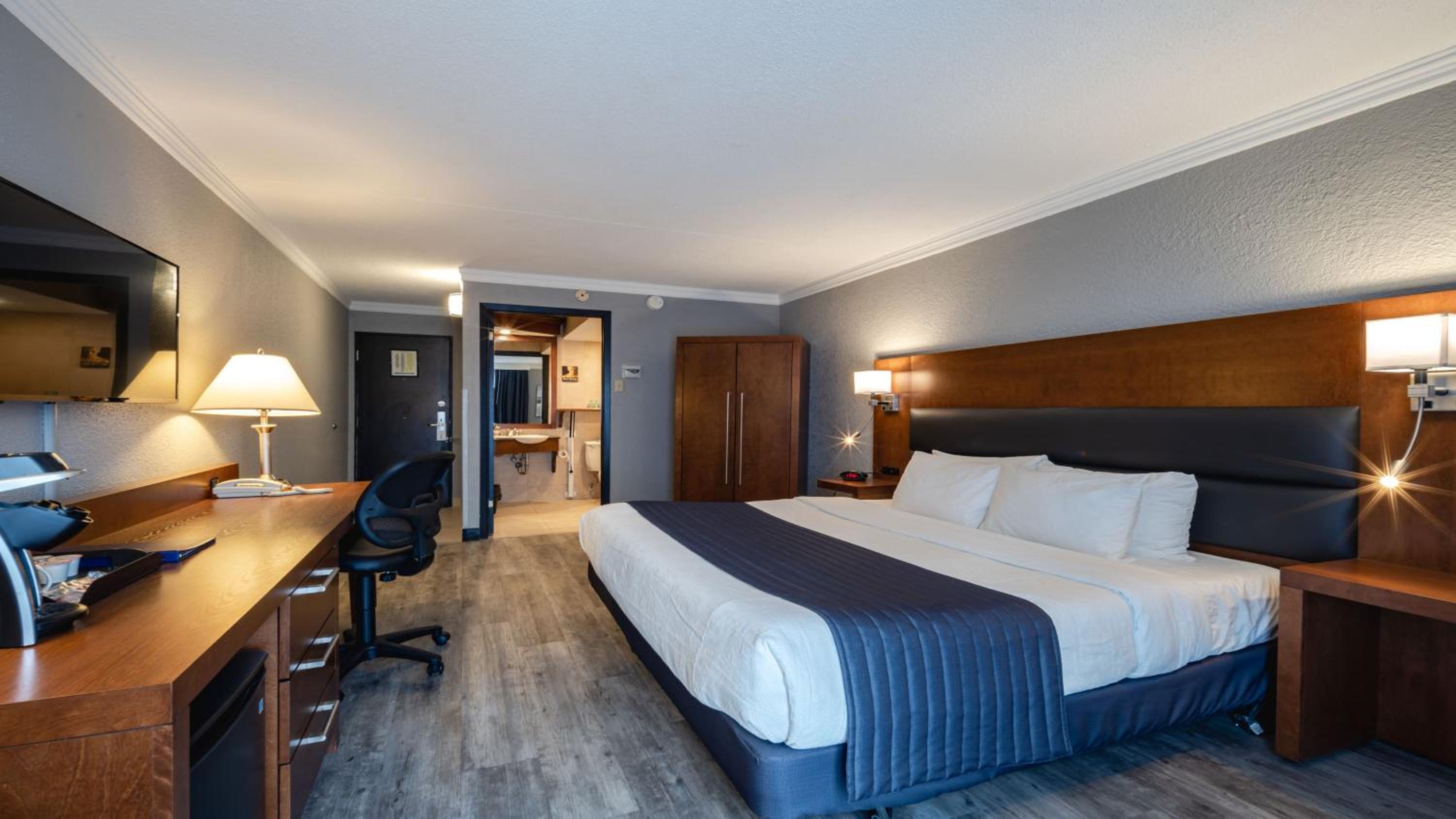 King Room with Bath Tub - Disability Access/Non-Smoking  - Photo 4