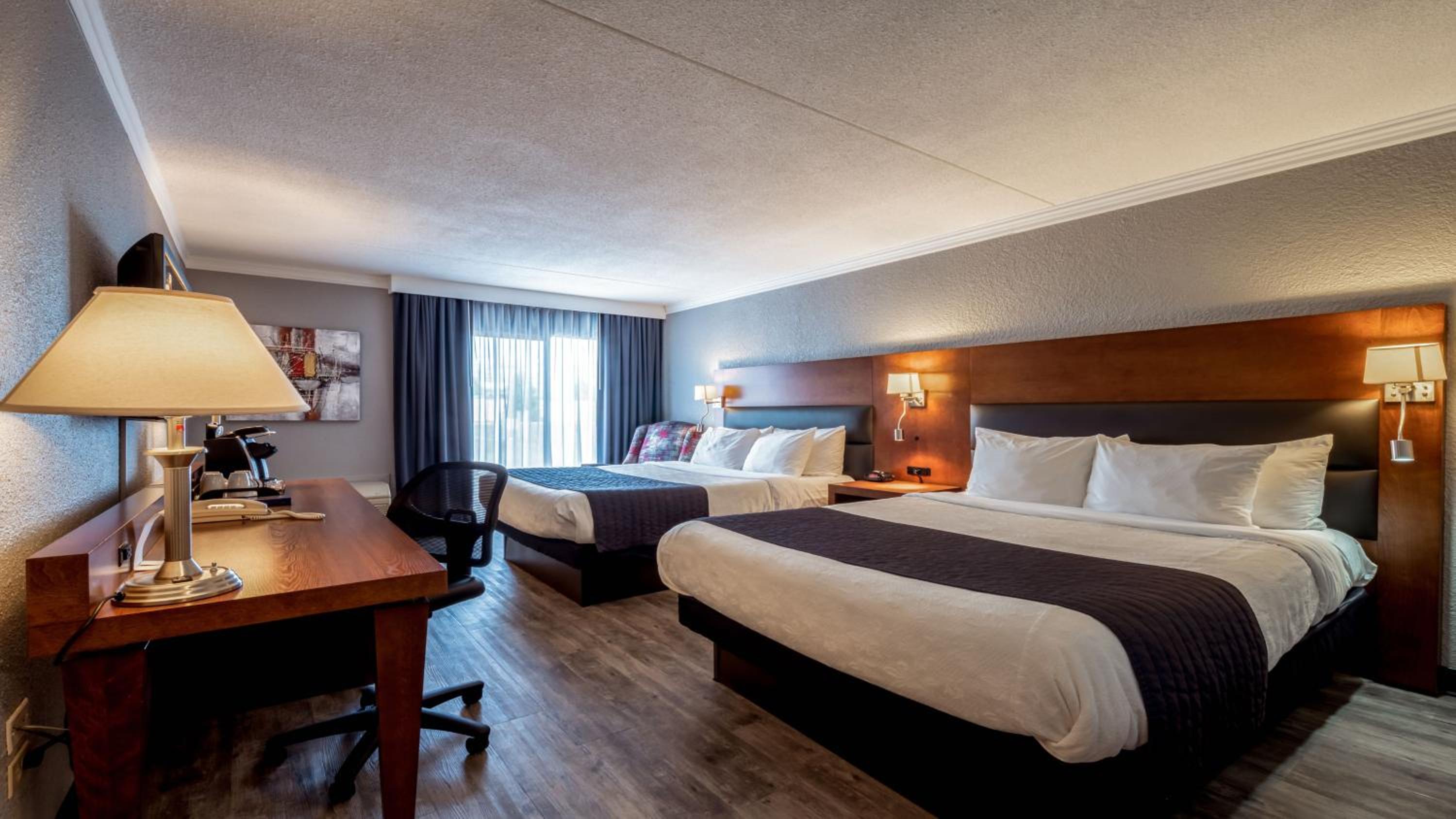 Queen Room with Two Queen Beds - Non Smoking - Pet Friendly - Photo 4