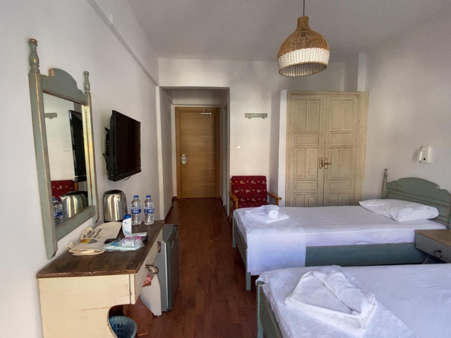 Triple Room with Side Sea View - Photo 4