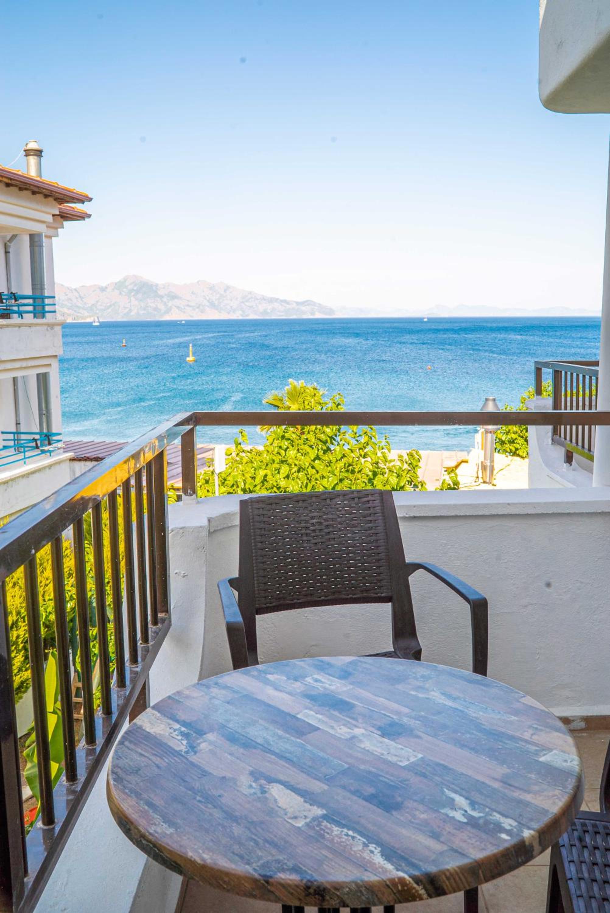 Double or Twin Room with Side Sea View - Photo 7