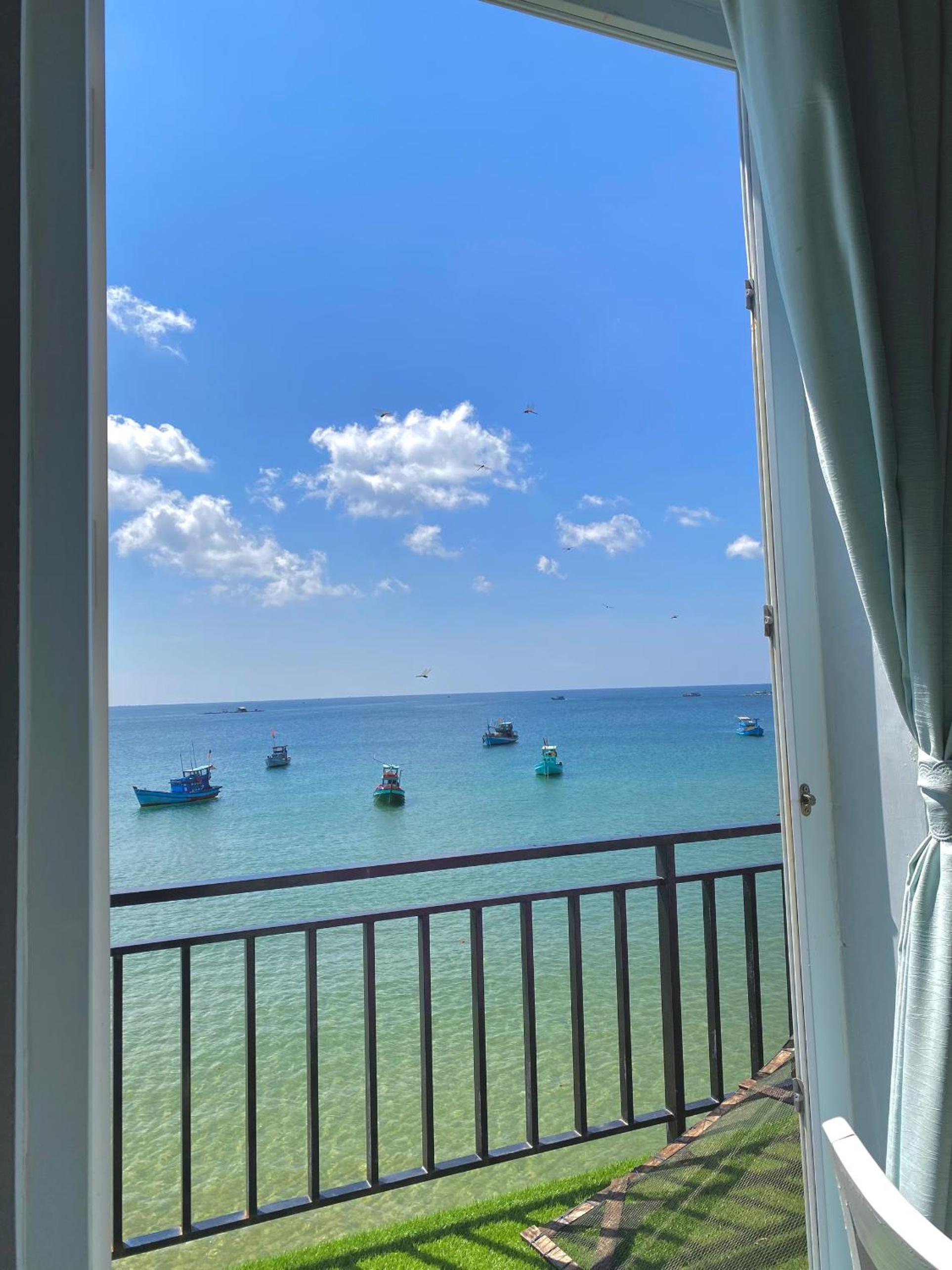 Double Room with Balcony and Sea View - Photo 10