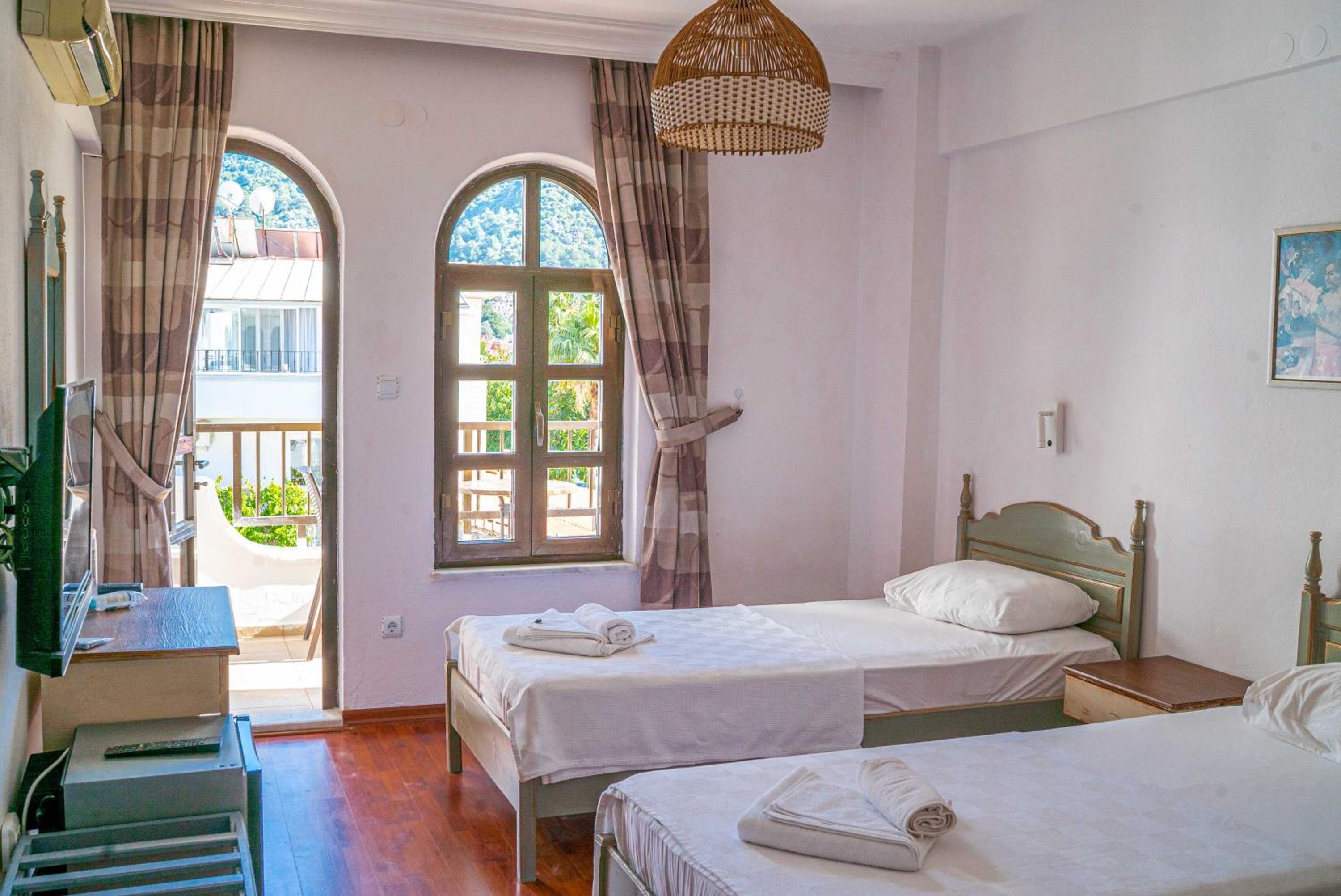 Double or Twin Room with Mountain View - Photo 8