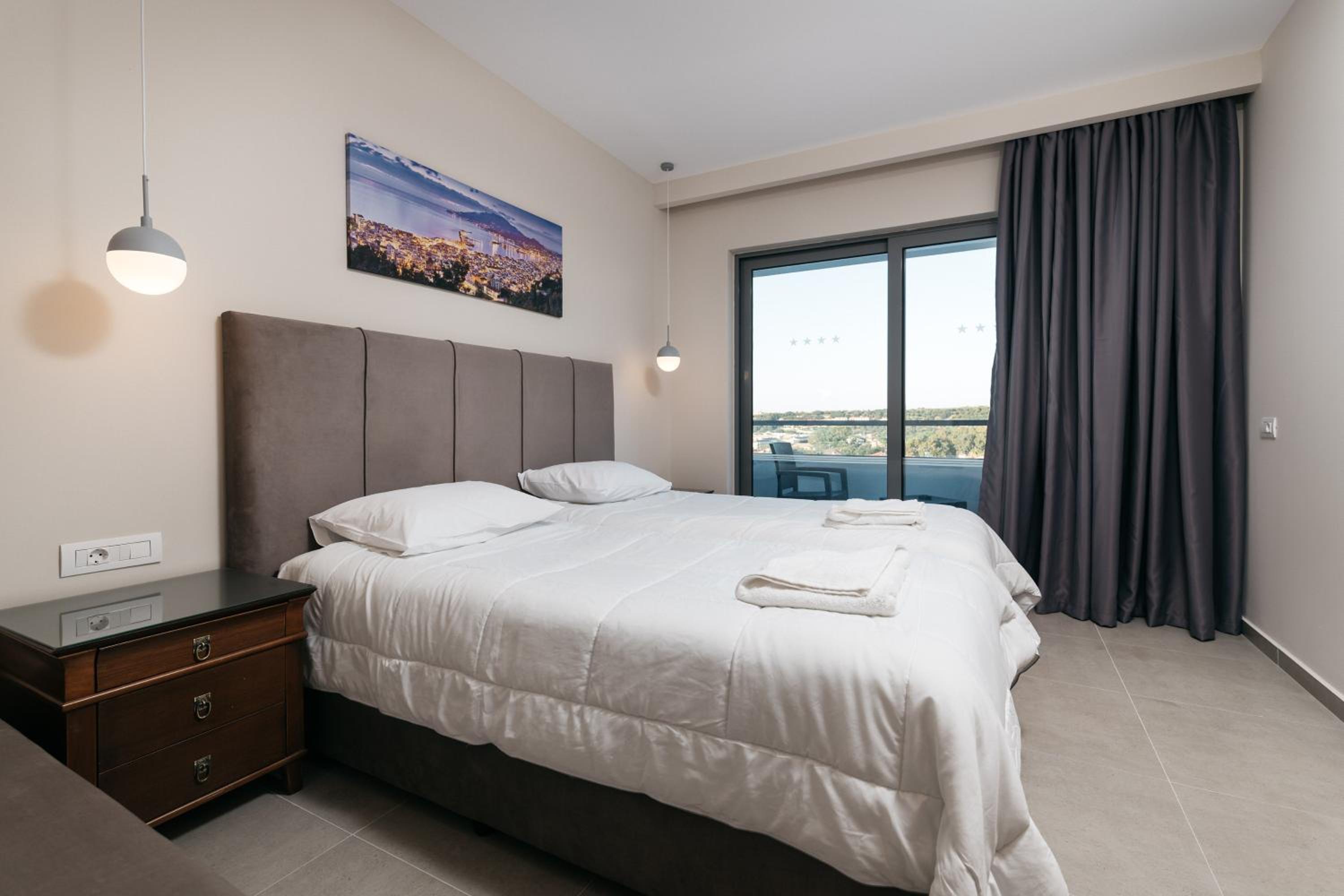 Split Level Room - Photo 1