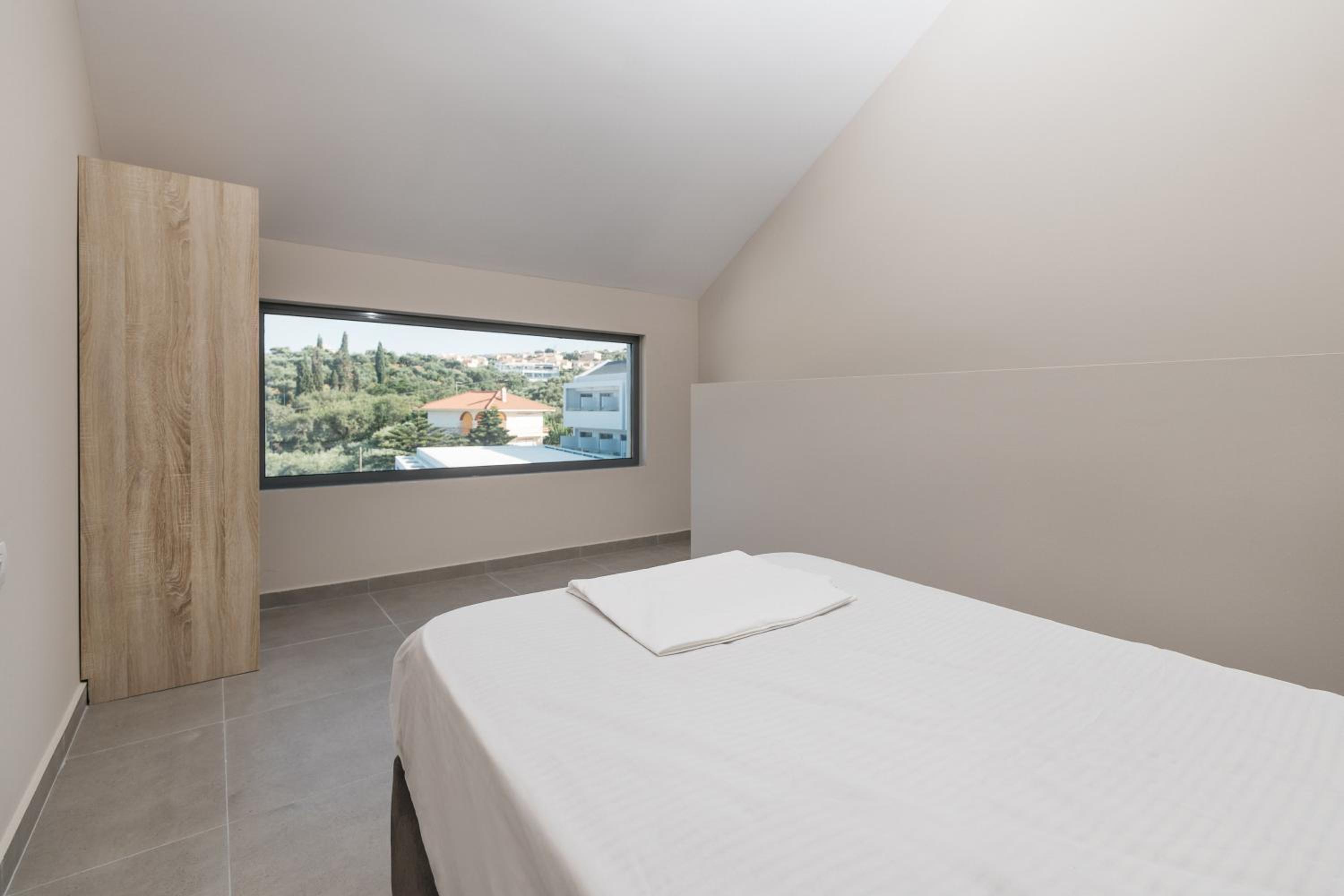 Split Level Room - Photo 3
