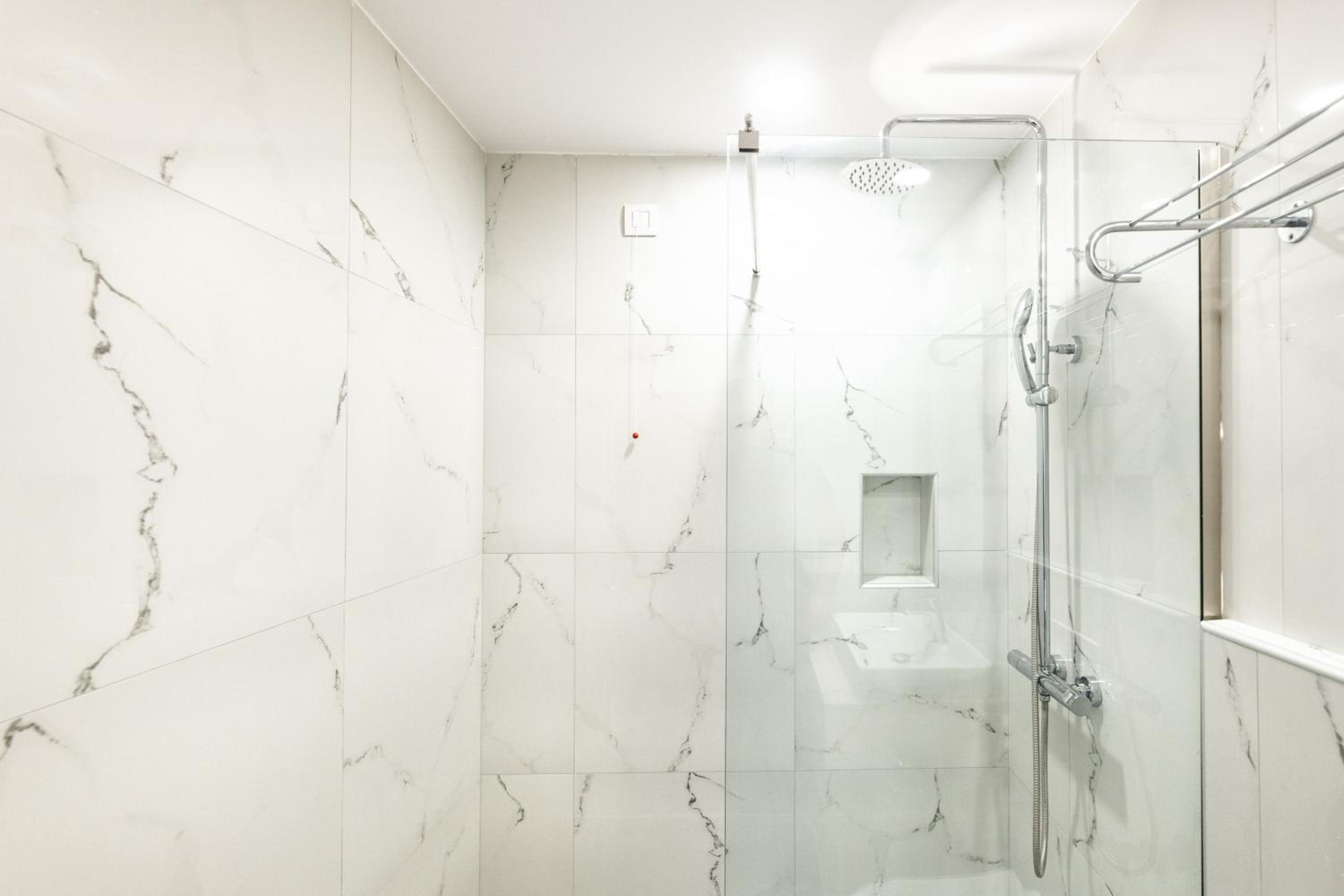 Split Level Room - Photo 4