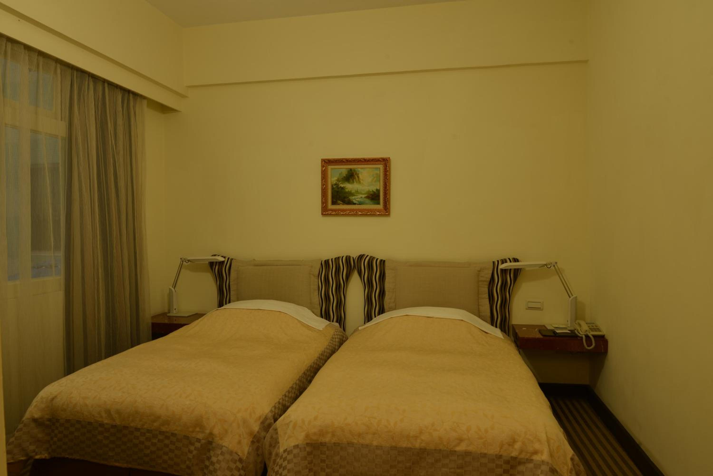 Economy Twin Room photo 2