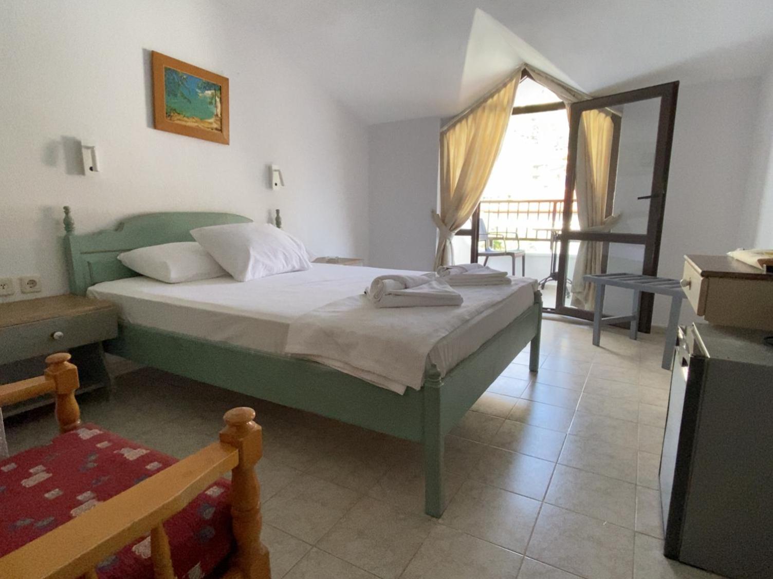 Double or Twin Room with Side Sea View - Photo 9