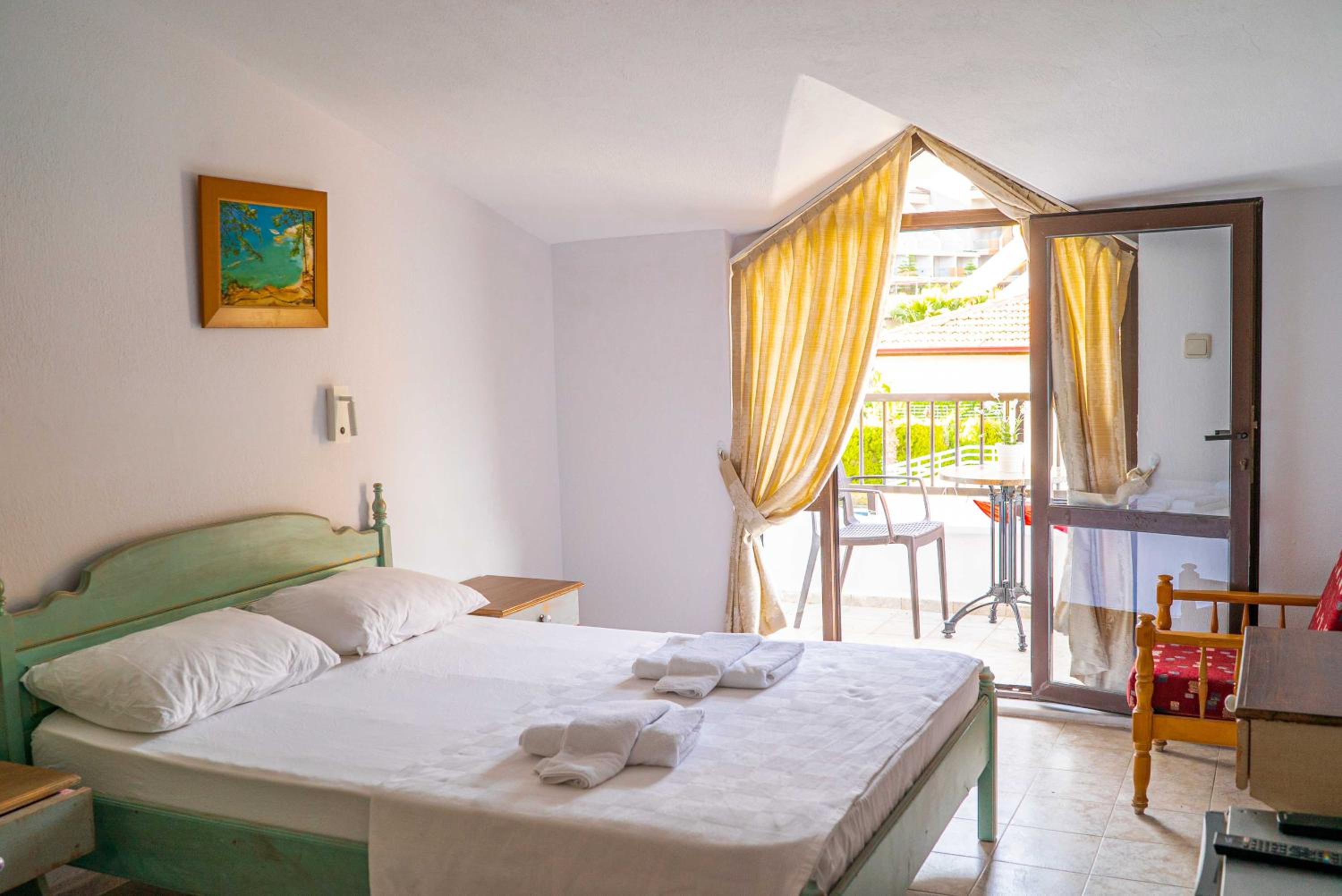 Double or Twin Room with Side Sea View - Photo 11