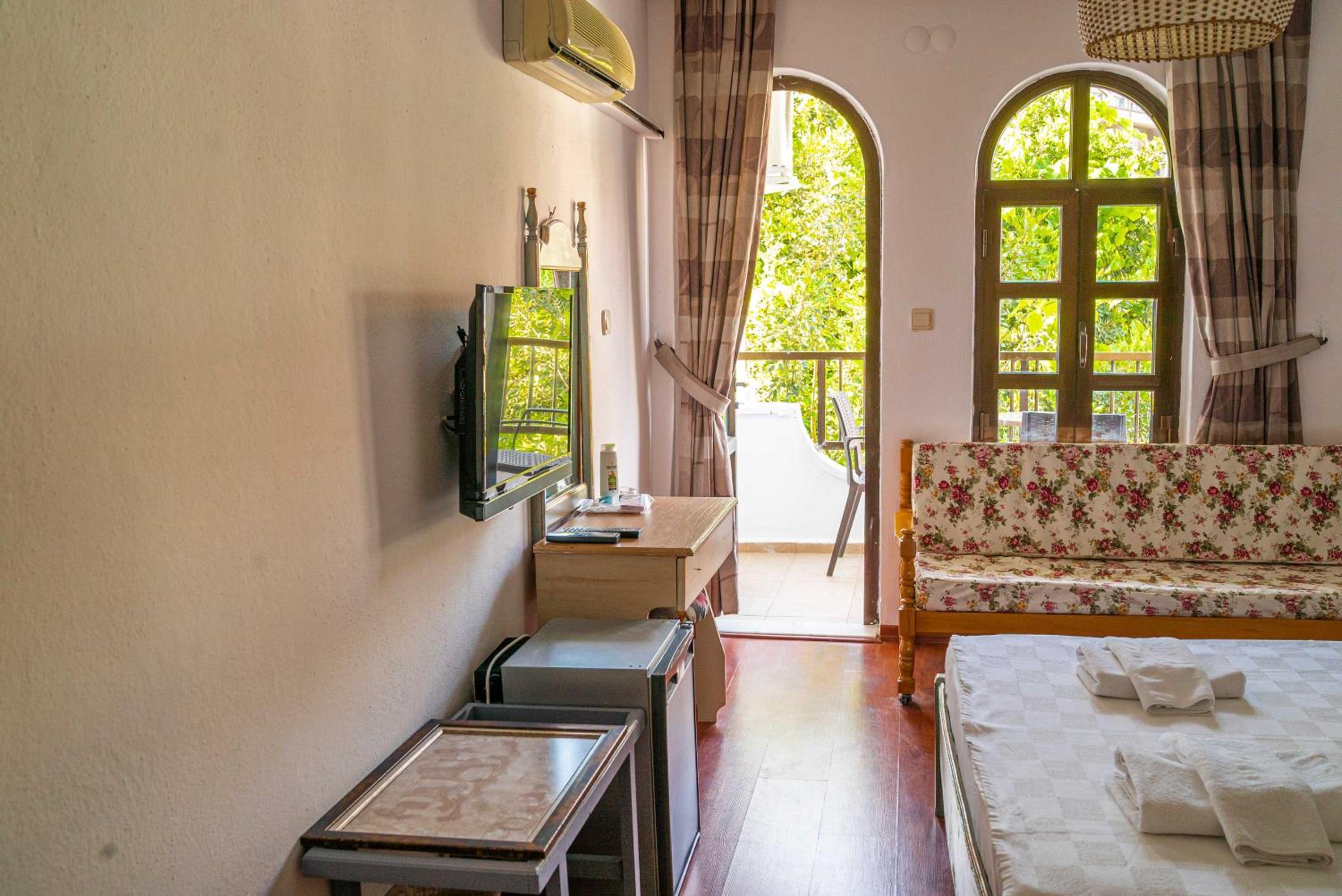 Double or Twin Room with Side Sea View - Photo 10