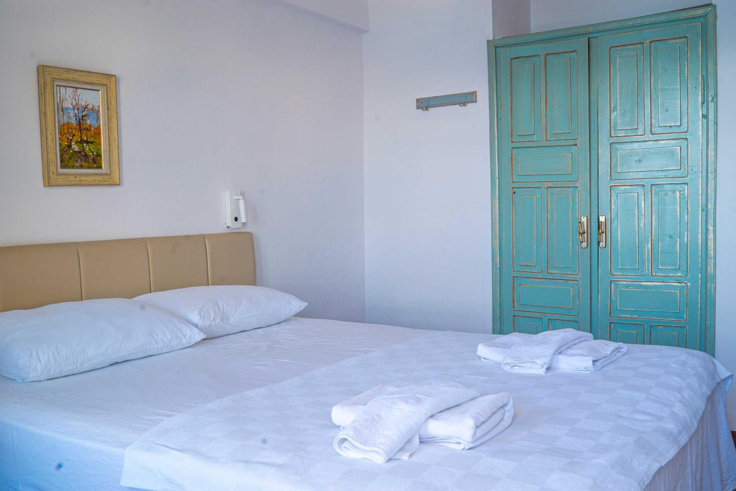 Double or Twin Room with Sea View - Photo 8