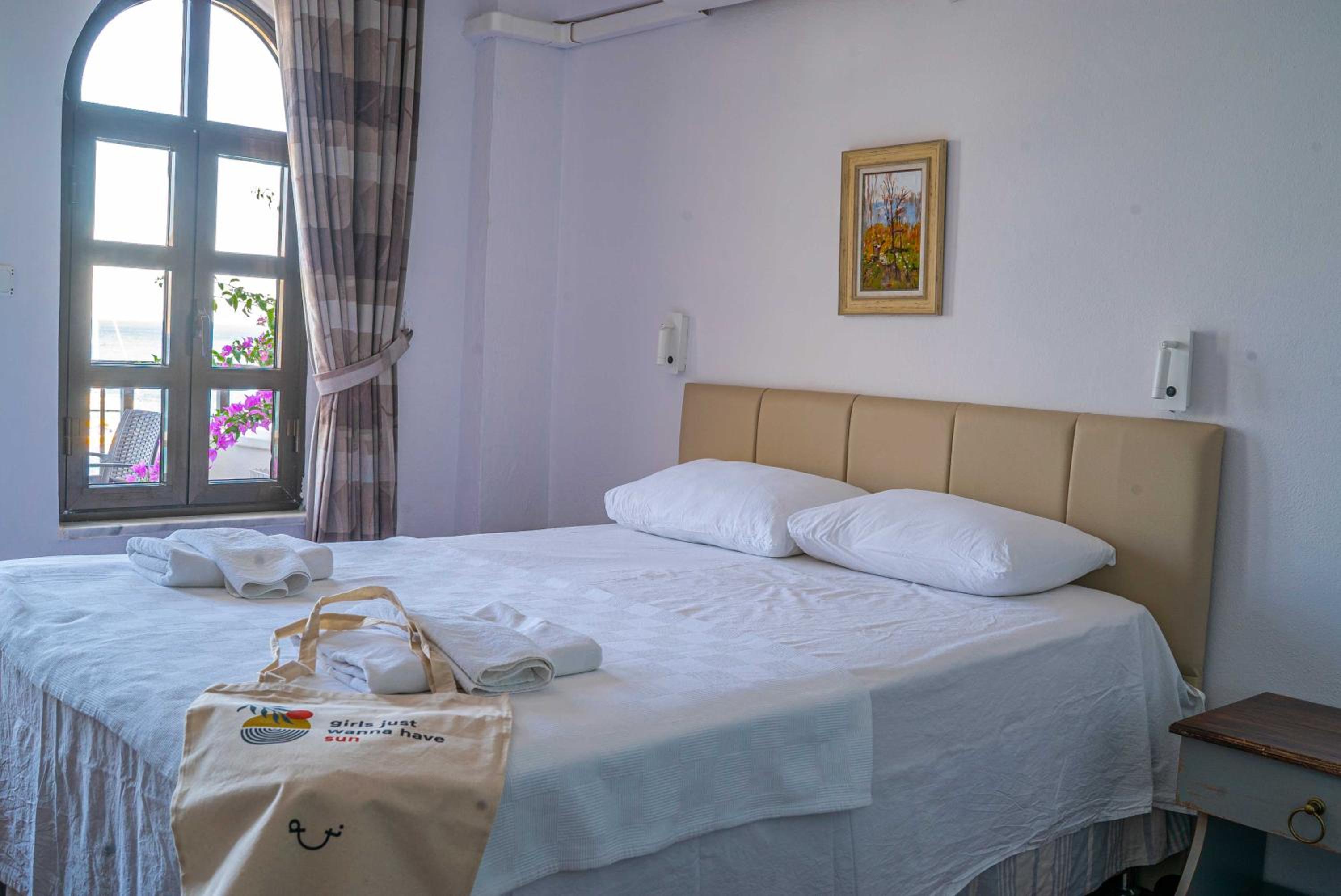 Double or Twin Room with Sea View - Photo 5