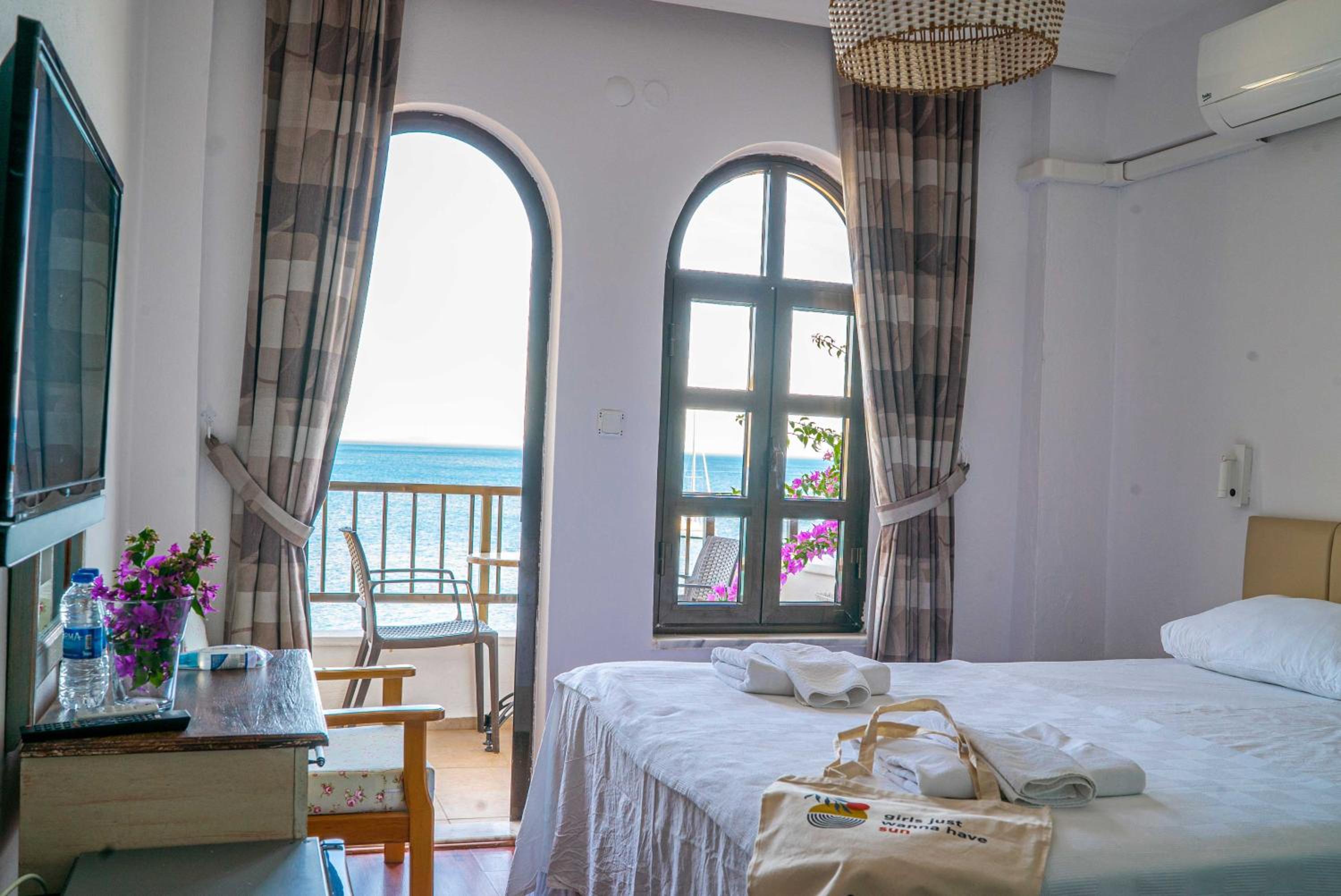 Double or Twin Room with Sea View - Photo 6