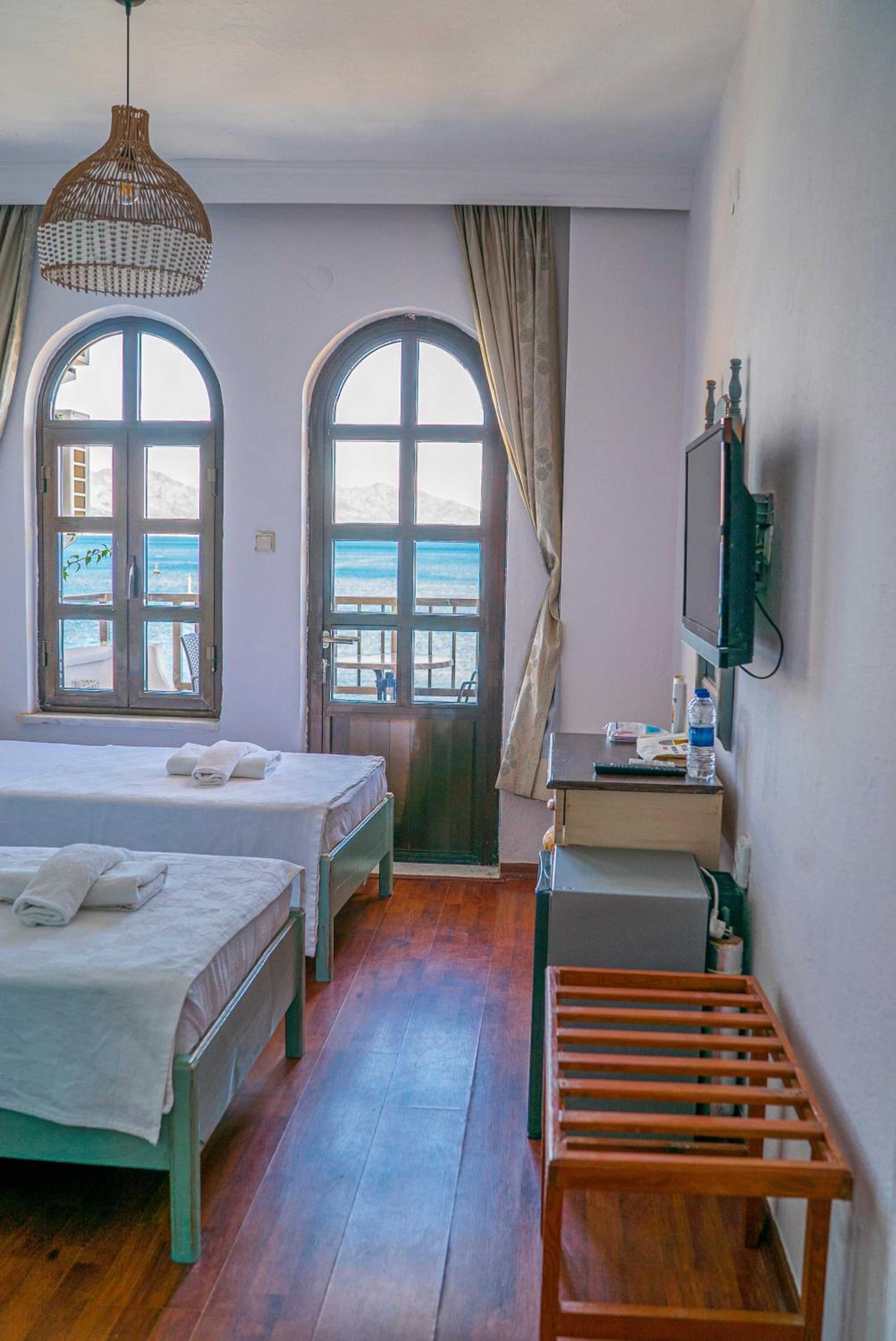 Double or Twin Room with Sea View - Photo 4
