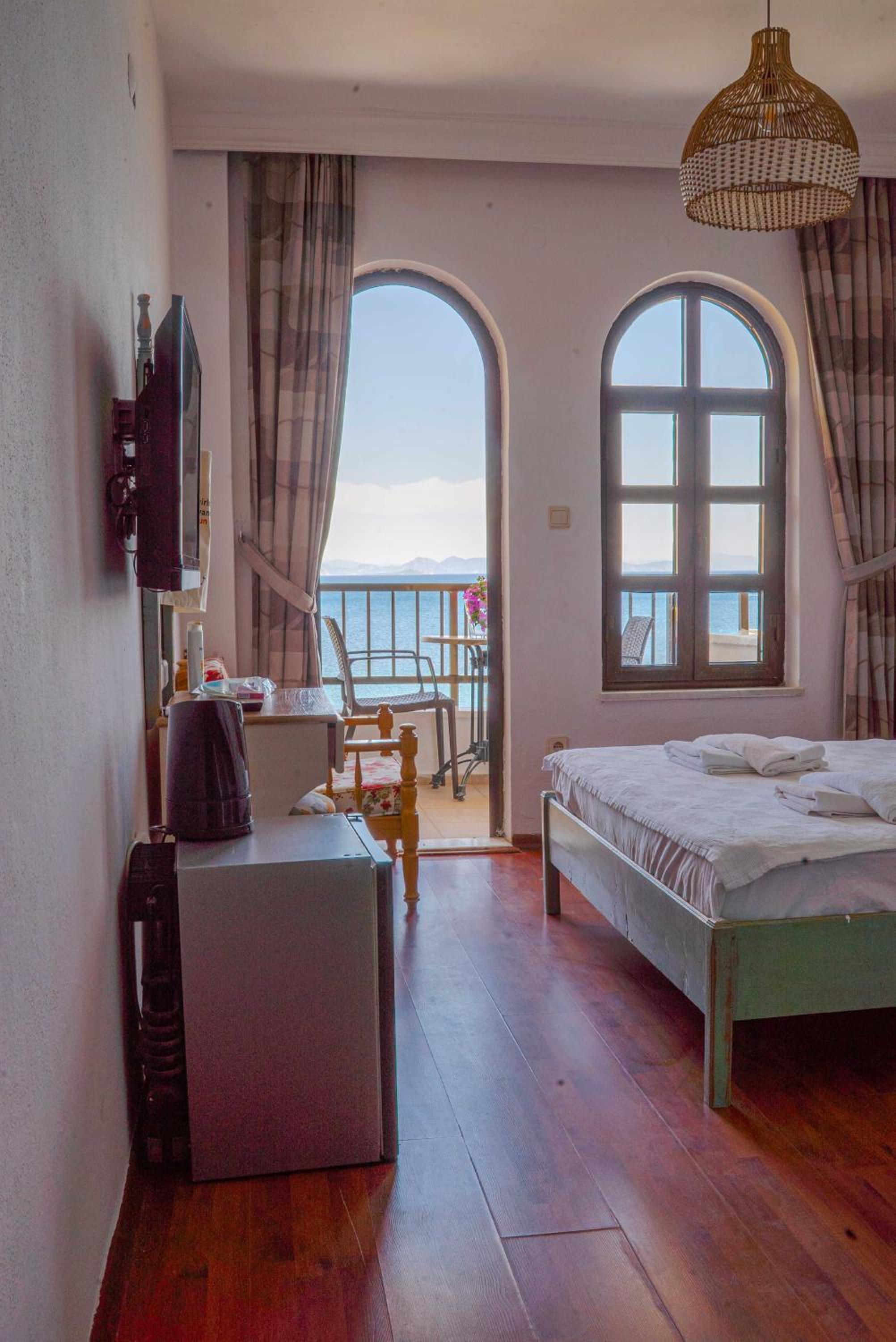 Double or Twin Room with Sea View - Photo 7