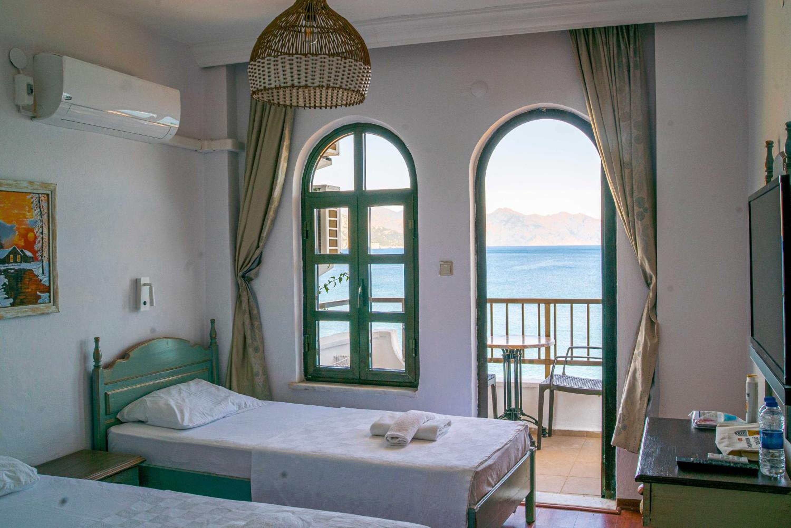 Double or Twin Room with Sea View - Photo 9
