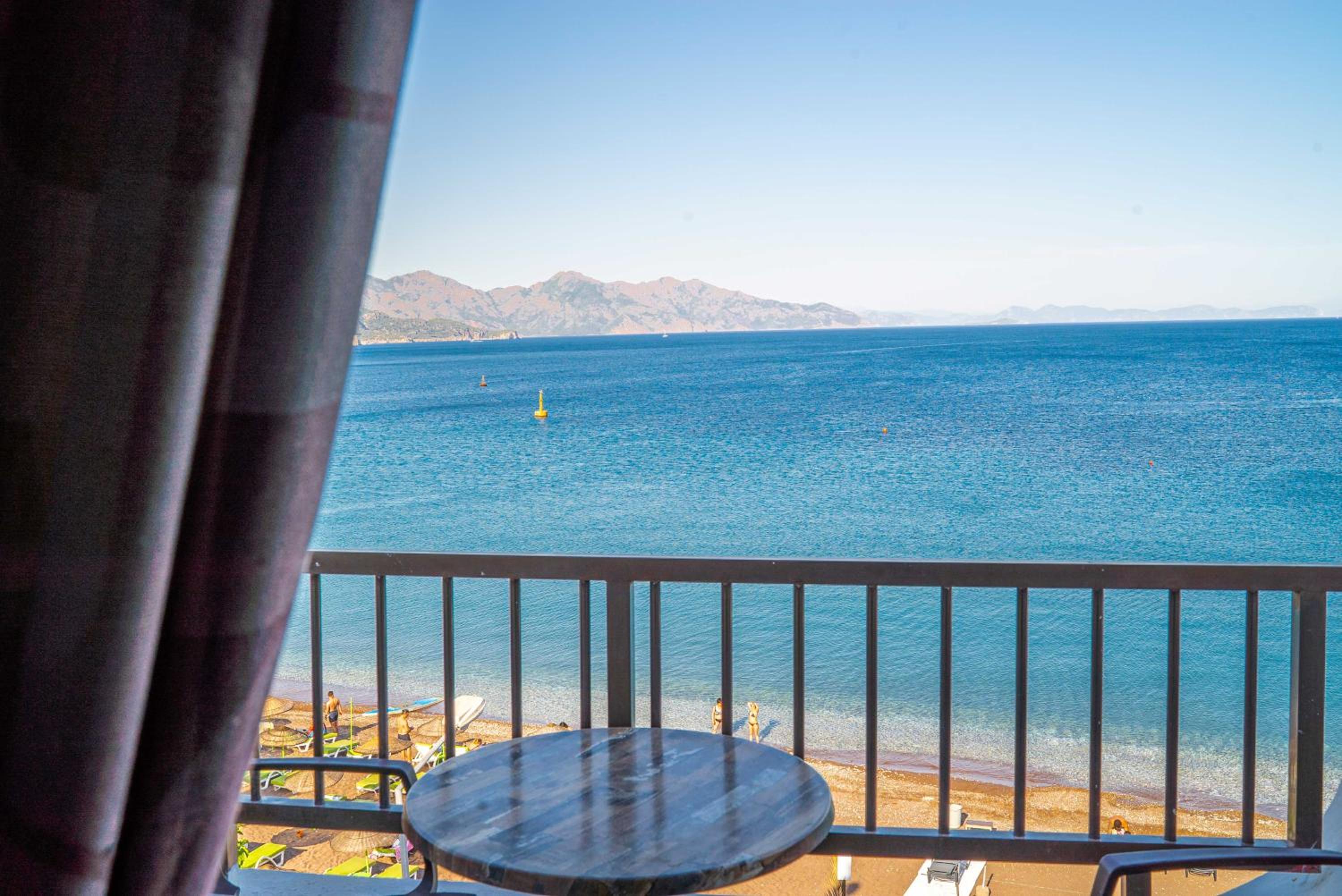 Double or Twin Room with Sea View - Photo 10