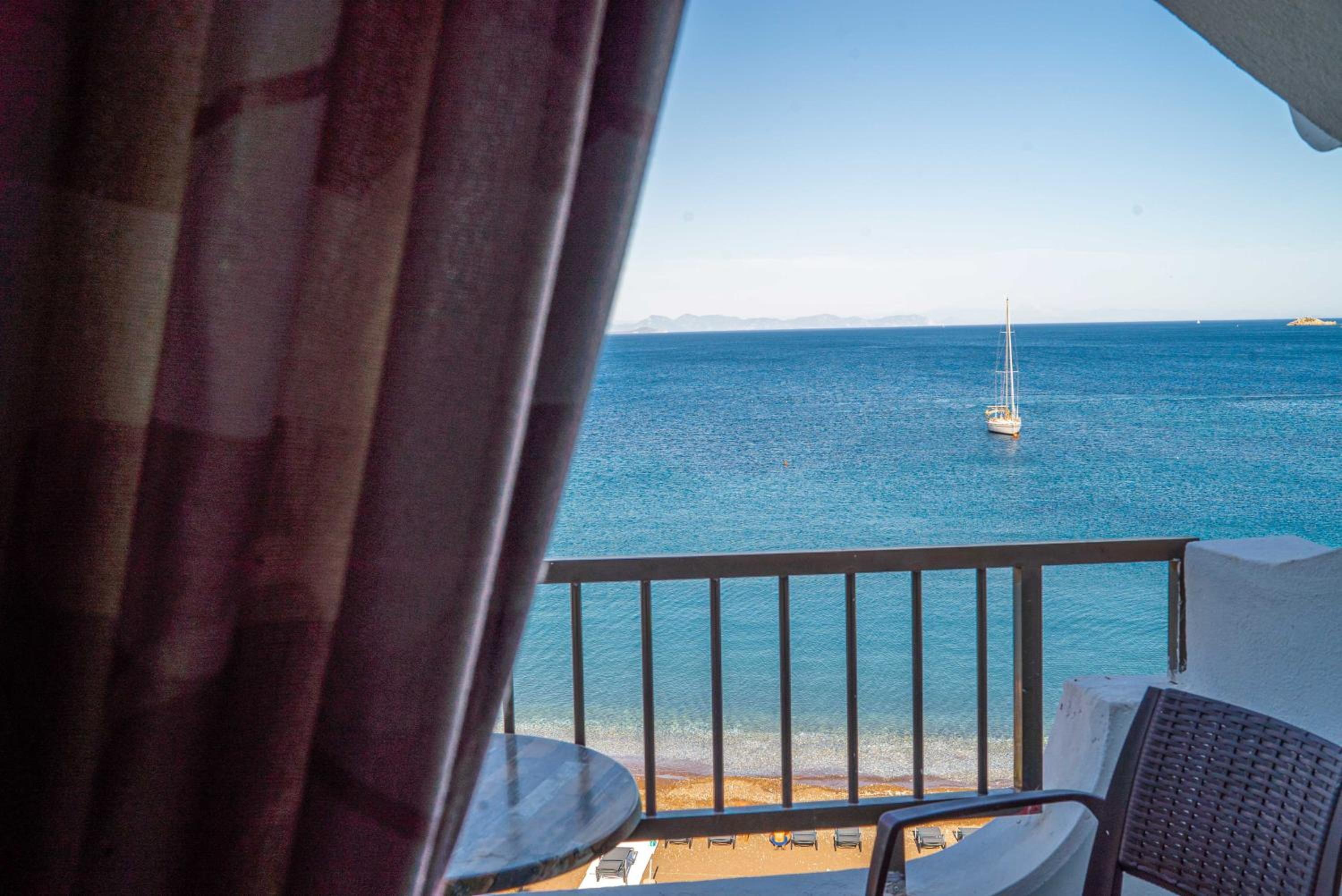 Double or Twin Room with Sea View - Photo 12